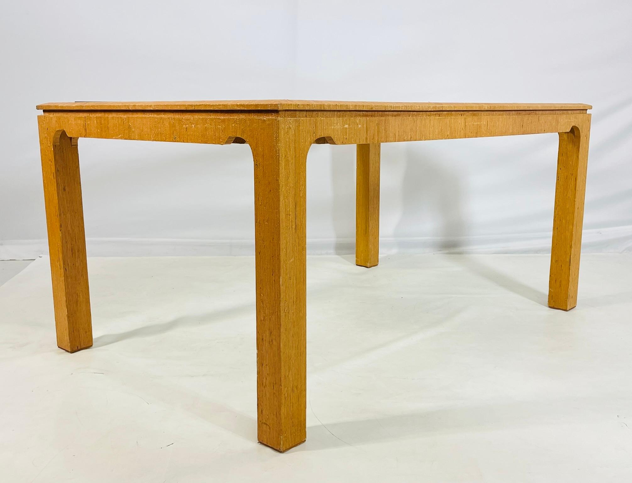 Mesa de comedor vintage diseñada y fabricada en los Estados Unidos de América a mediados o finales de la década de 1970.

La mesa está fabricada en madera con una textura de rafia en relieve que añade mucho atractivo al diseño de esta mesa.

La mesa