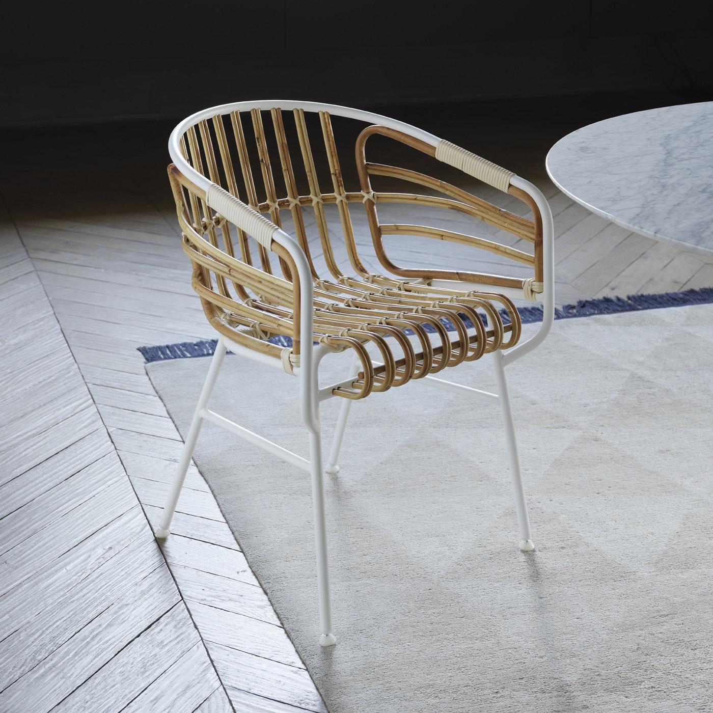 Suitable for both indoor and outdoor, this chair designed by Paolo Lucidi and Luca Pevere embodies the perfect balance of tradition and modernity. Paying homage to the century-old tradition and craftsmanship of the rattan weavers, this updated