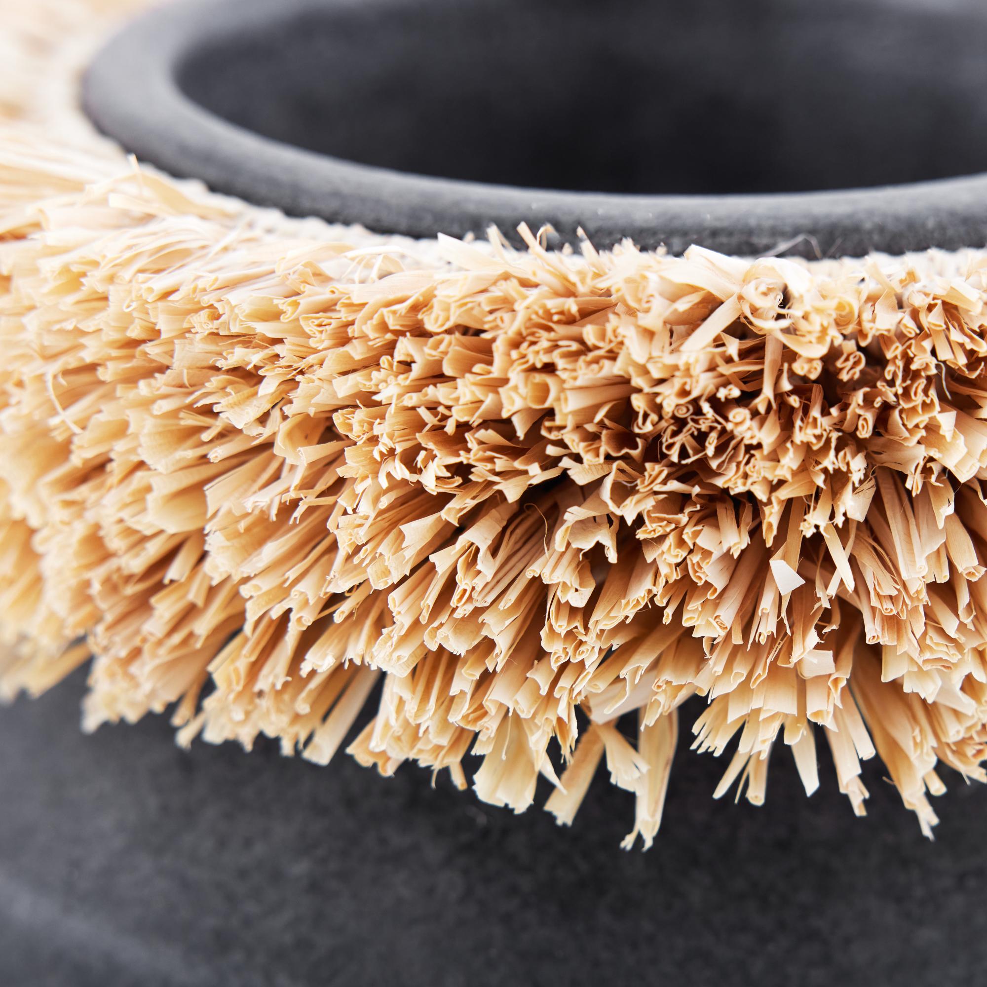 Raffie Vase 5735 - Matte Charcoal Terracotta and Raw Raffia Taiwanés en venta