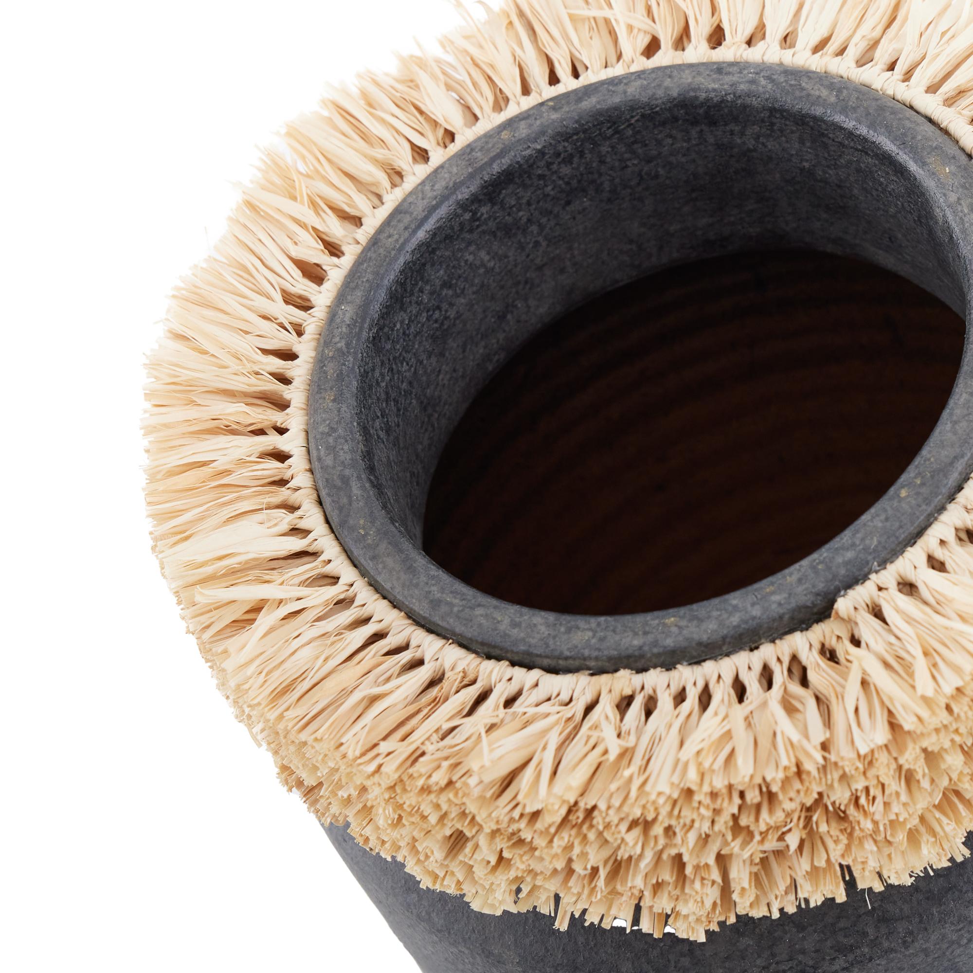 Raffie Vase 5735 - Matte Charcoal Terracotta and Raw Raffia Siglo XXI y contemporáneo en venta