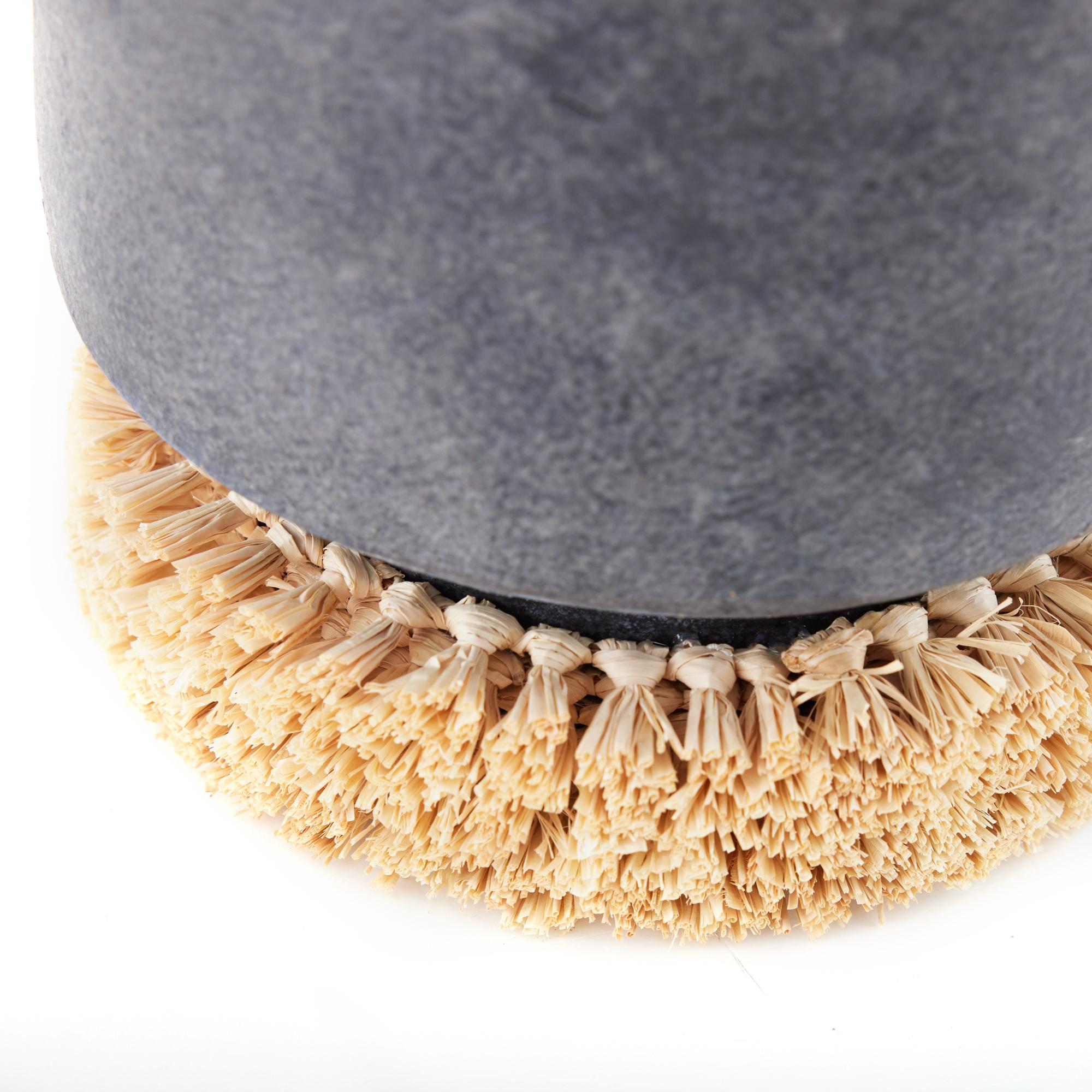 Raffie Vase 5735 - Matte Charcoal Terracotta and Raw Raffia Terracota en venta