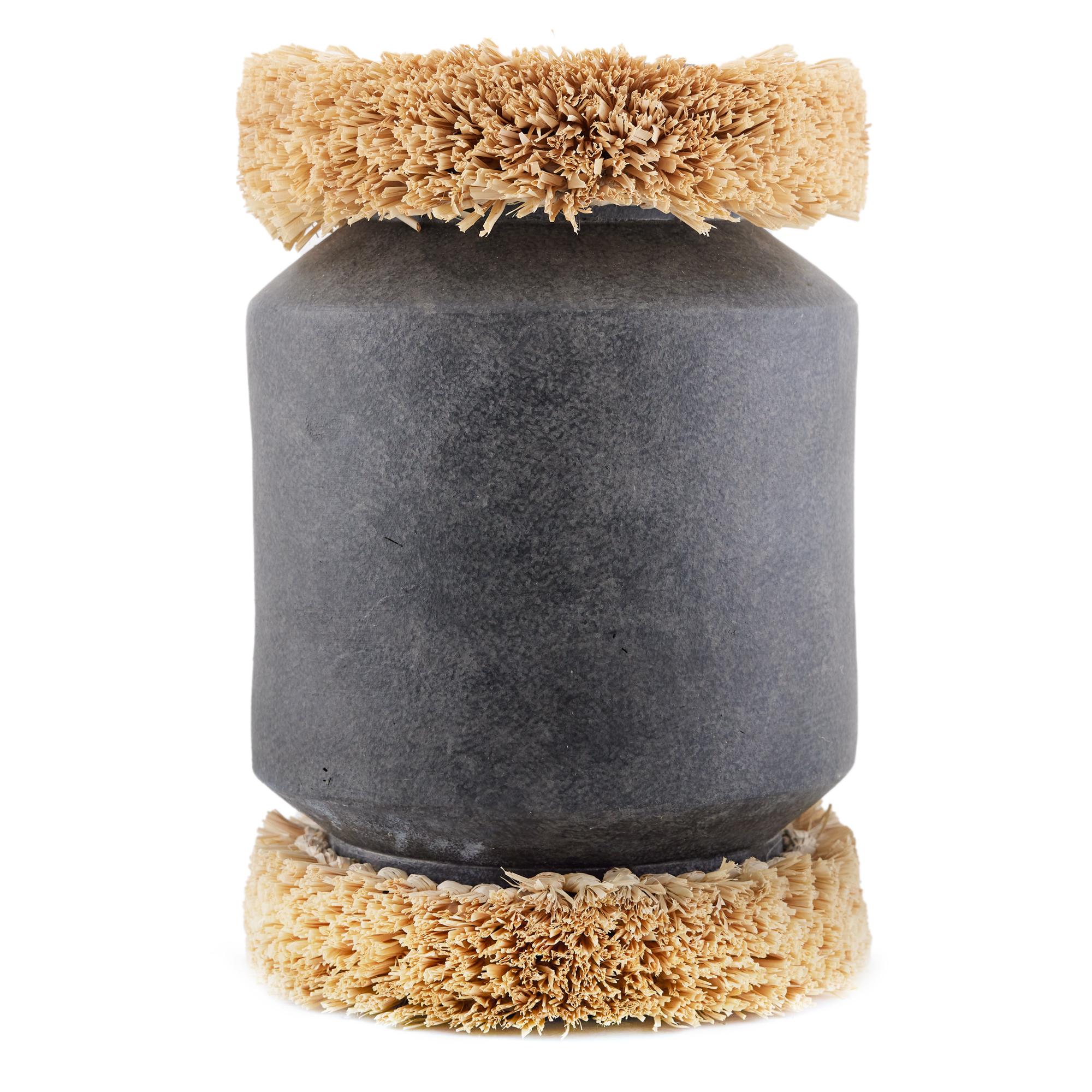 Raffie Vase 5735 - Matte Charcoal Terracotta and Raw Raffia en venta 1