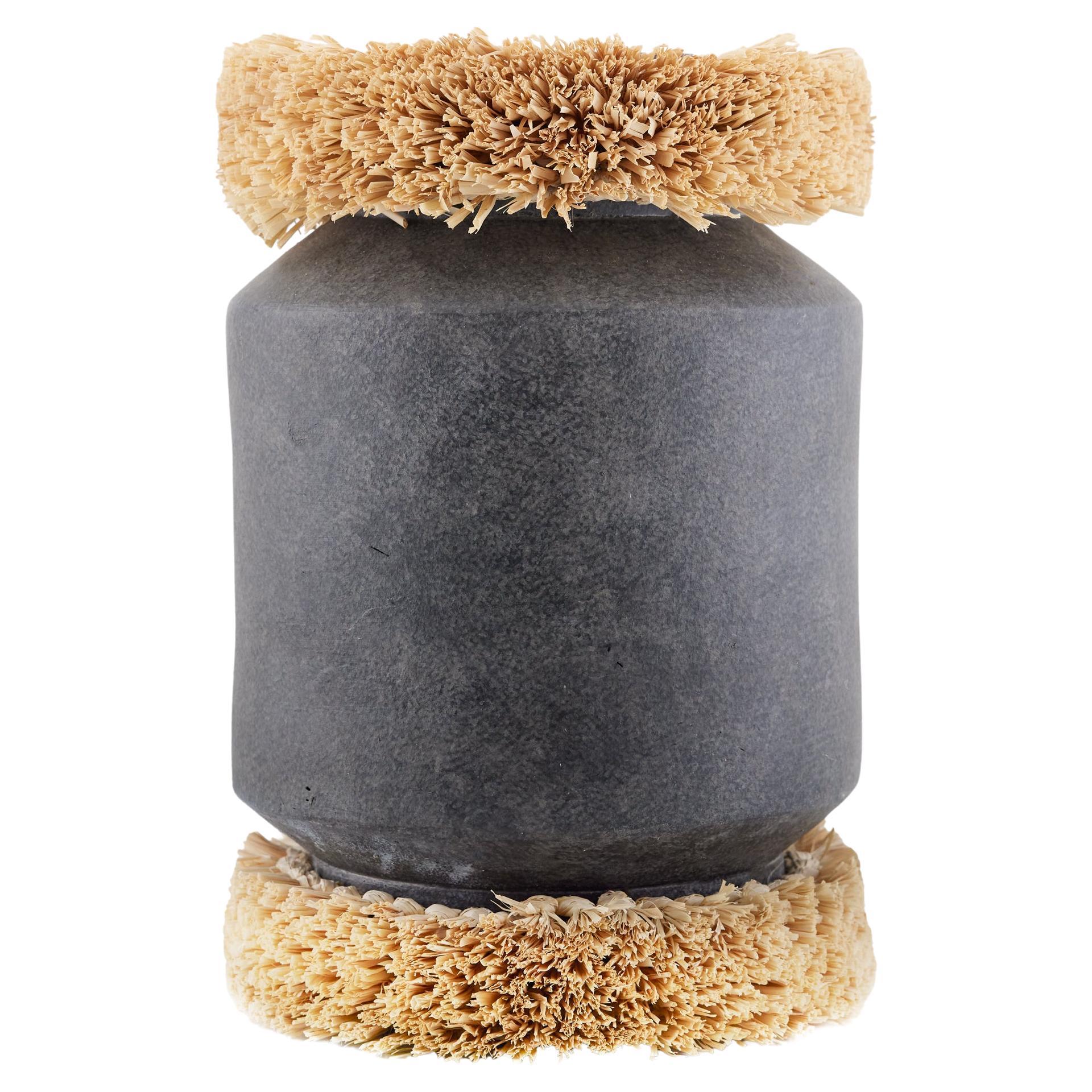 Raffie Vase 5735 - Matte Charcoal Terracotta and Raw Raffia en venta