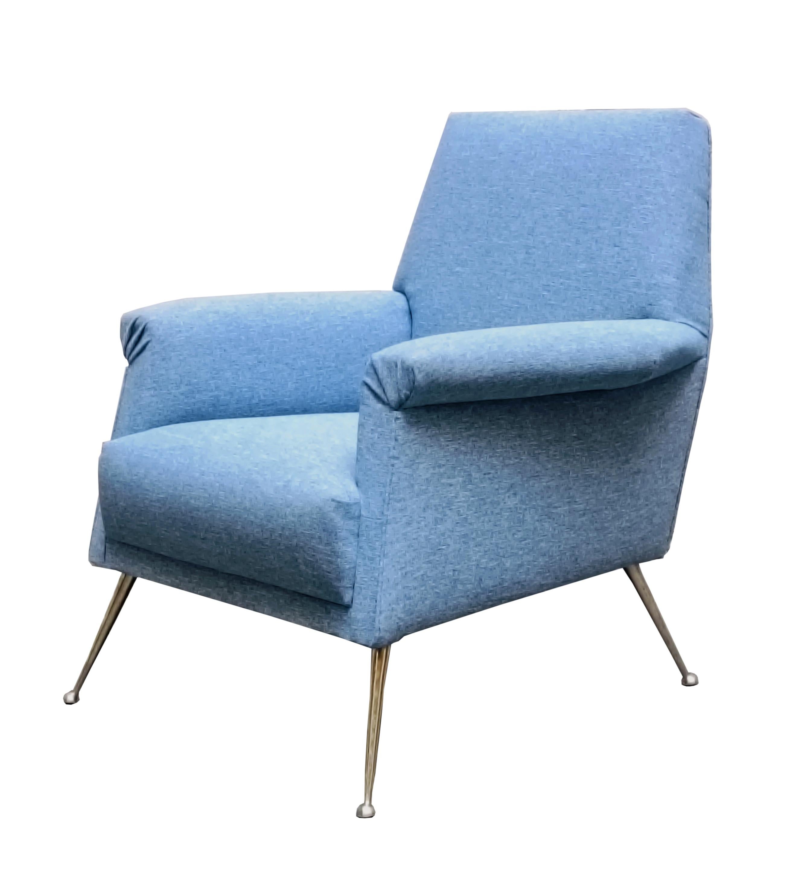 Mid-Century Modern Fauteuil en tissu bleu clair raffiné avec pieds en laiton,  Italie, années 1960 en vente