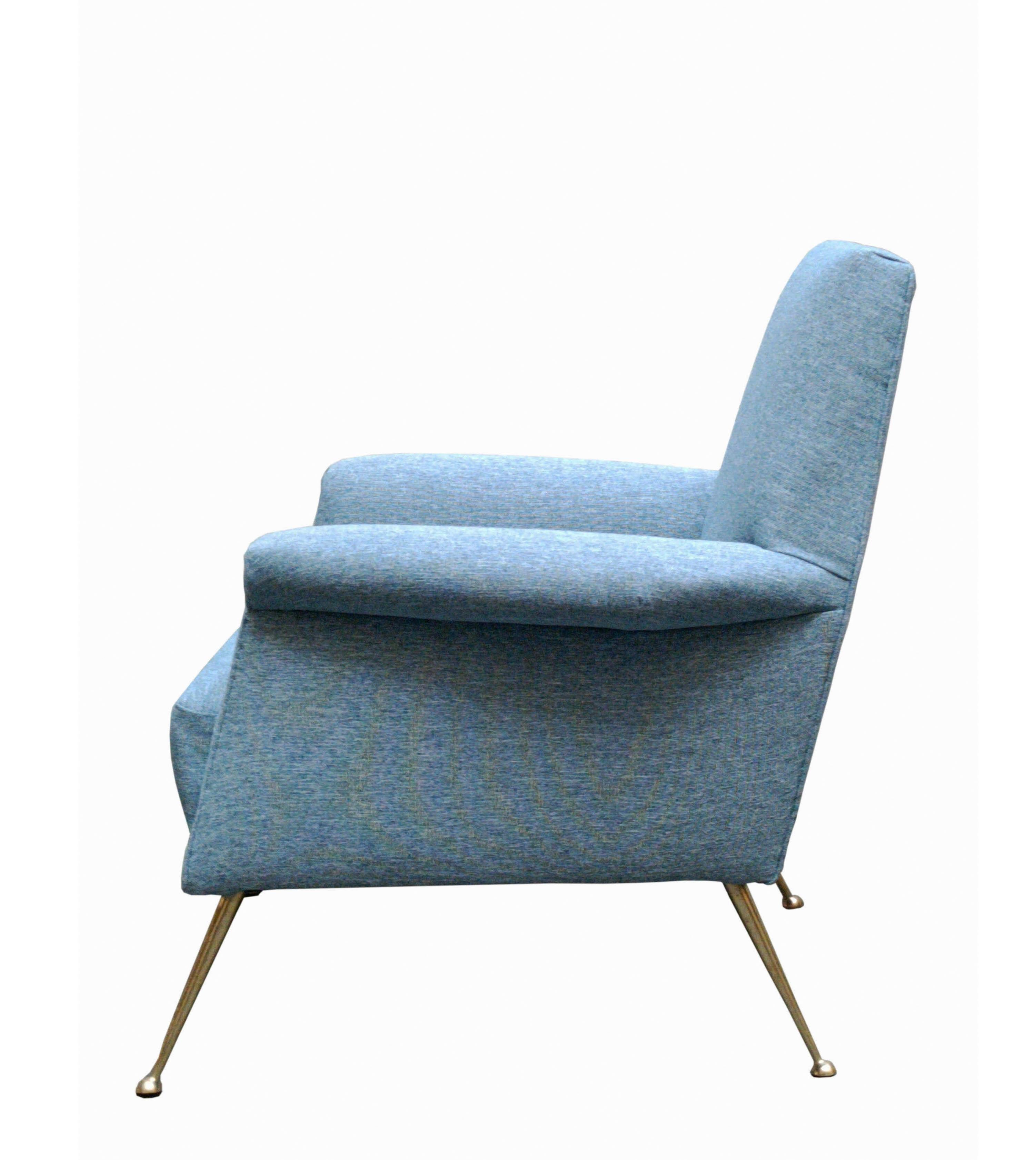 Italian Fauteuil en tissu bleu clair raffiné avec pieds en laiton,  Italie, années 1960 en vente