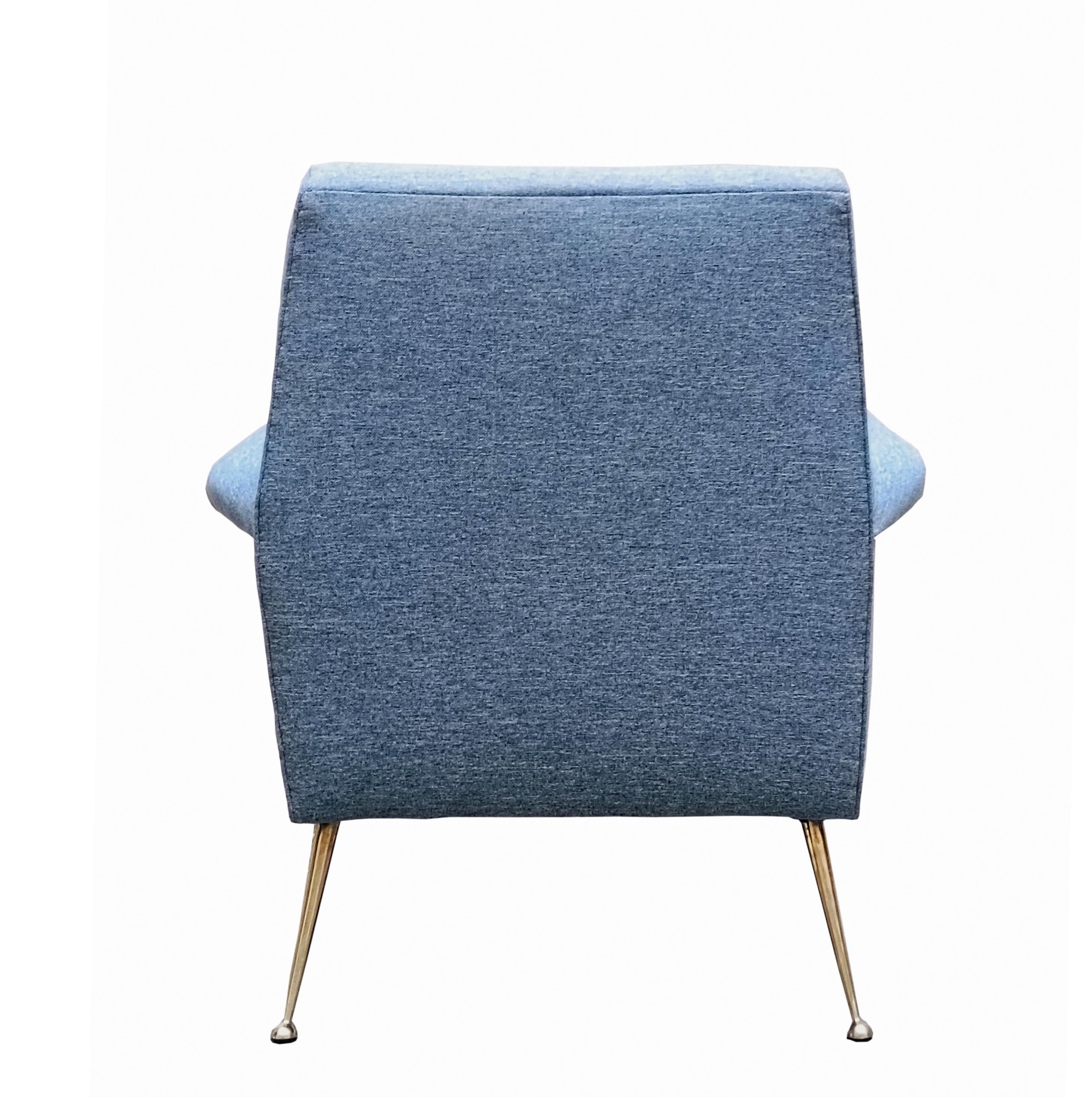 Fauteuil en tissu bleu clair raffiné avec pieds en laiton,  Italie, années 1960 Bon état - En vente à Naples, IT