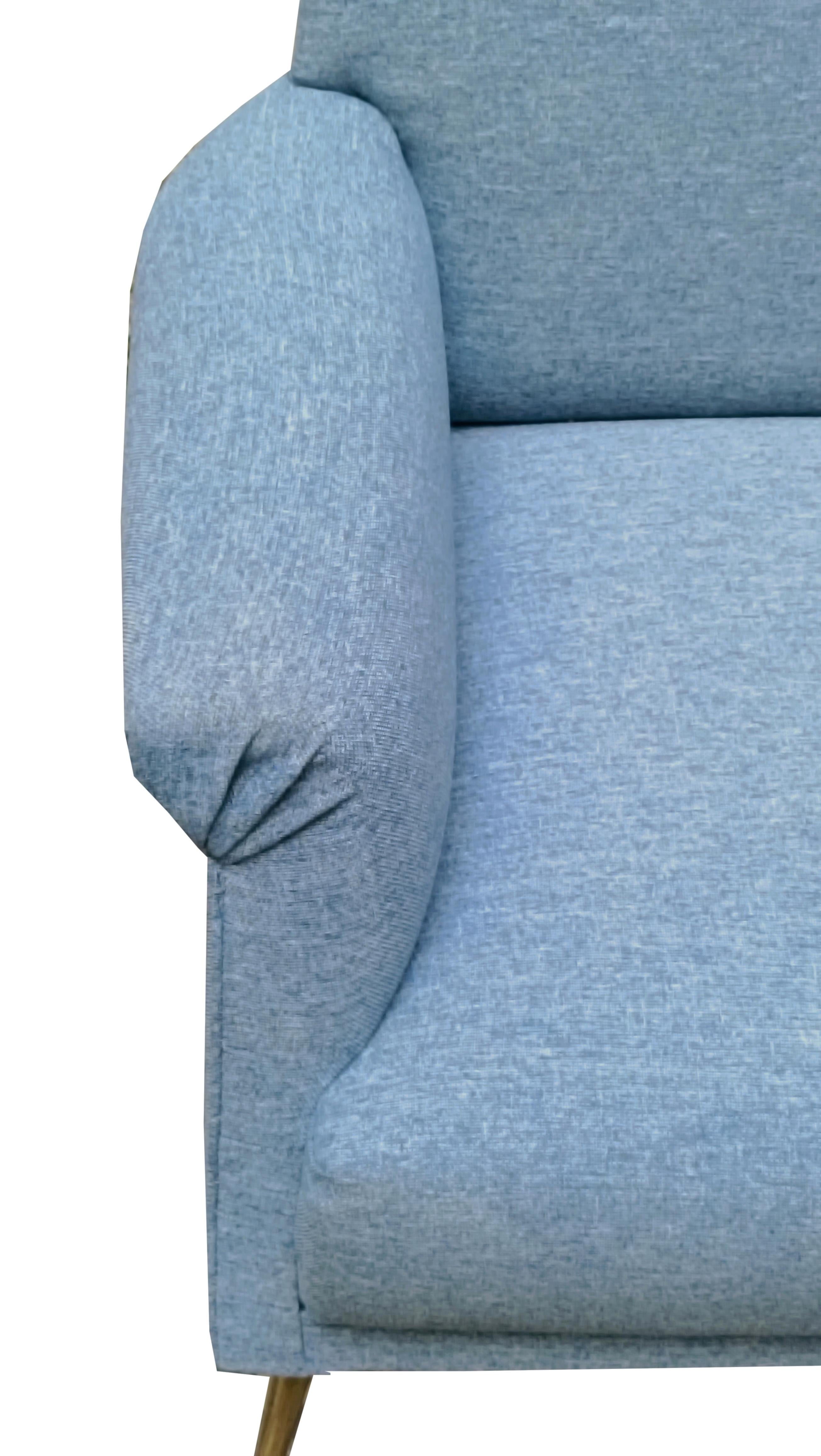 Laiton Fauteuil en tissu bleu clair raffiné avec pieds en laiton,  Italie, années 1960 en vente