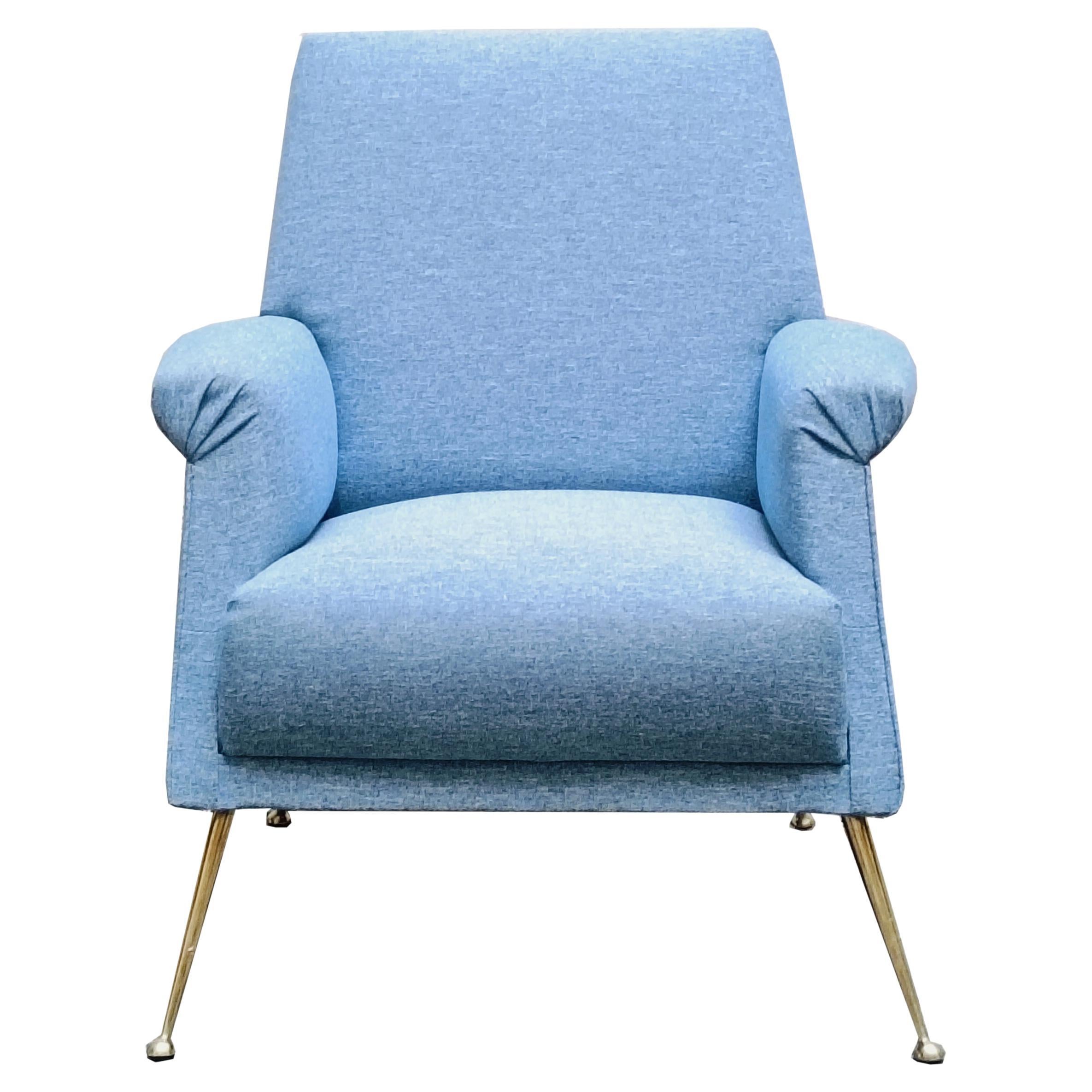Refinado sillón de tela azul claro con pies de latón,  Italia Años 60