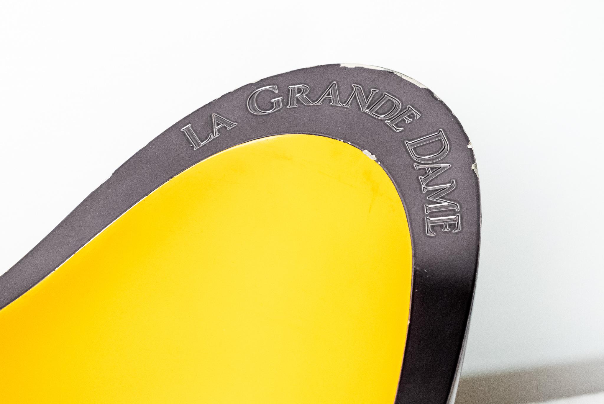 Champañera de acero pintado 'Veuve Clicquot' doble magnum, Francia, años 80. 
Elegante champañera fabricada en Francia en los años 80 en acero pintado. La nevera La Grande Dame fue fabricada por la Casa Veuve Clicquot. El recipiente puede contener