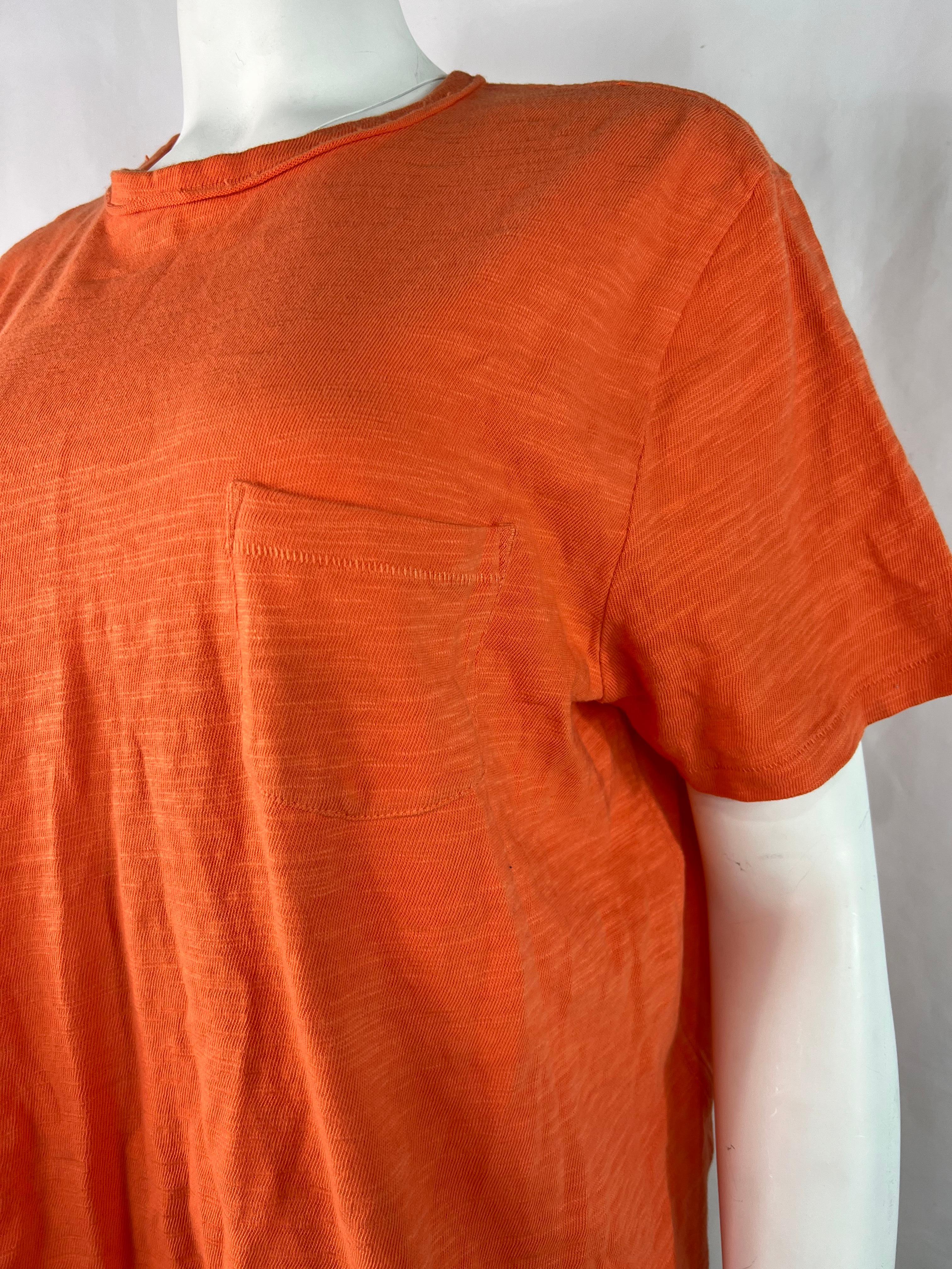 Product details:

The t- shirt features crew neck line, short sleeves with side pocket detail.