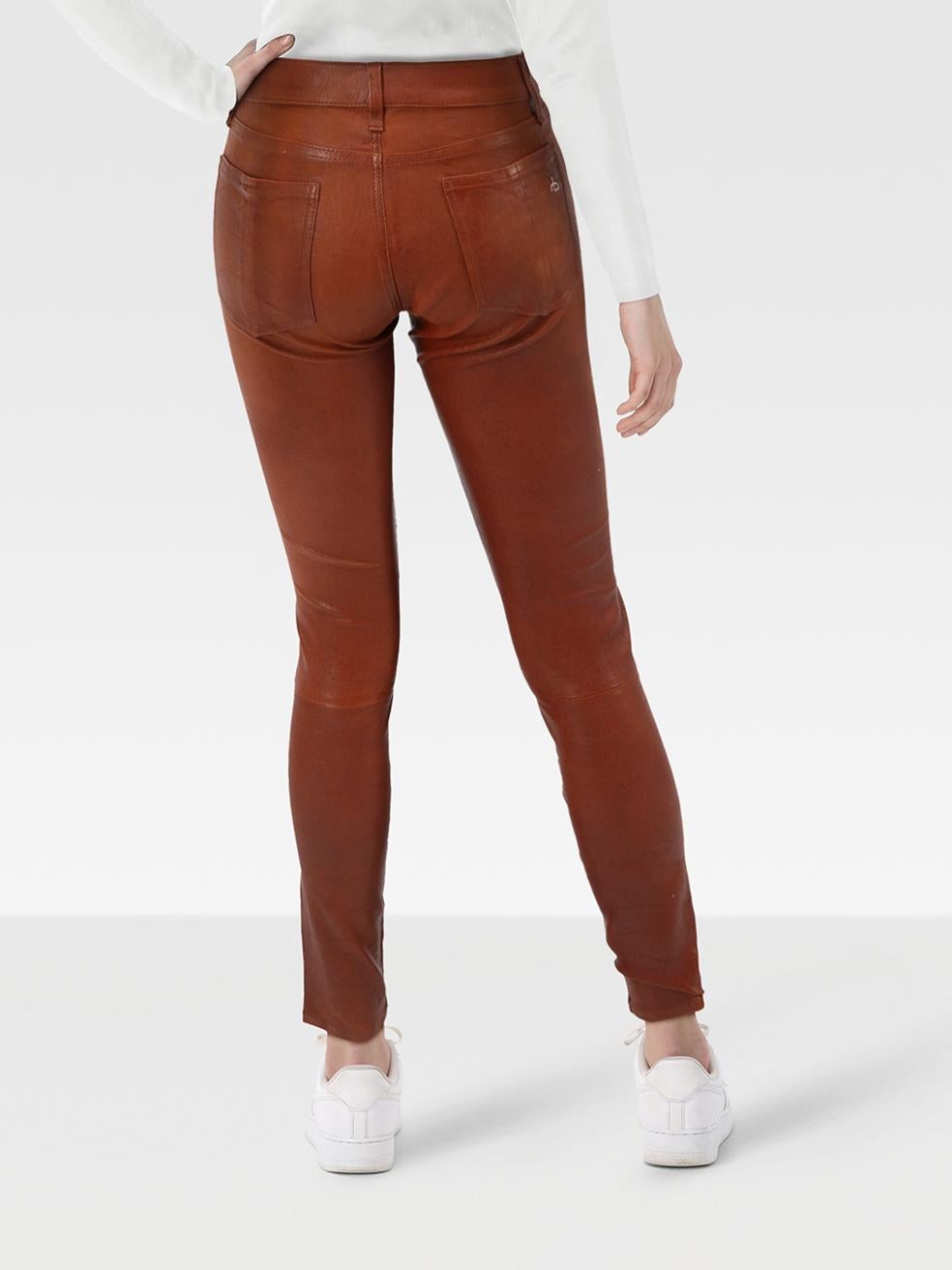 CONDIT ist sehr gut. Die Hose weist nur minimale Gebrauchsspuren auf. Verfärbungen auf der Vorder- und Rückseite beider Hosenbeine bei diesem gebrauchten Rag & Bone Designer-Wiederverkaufsartikel.
 

 

 

 Einzelheiten
 

 

 Braun
 

 Leder
 

