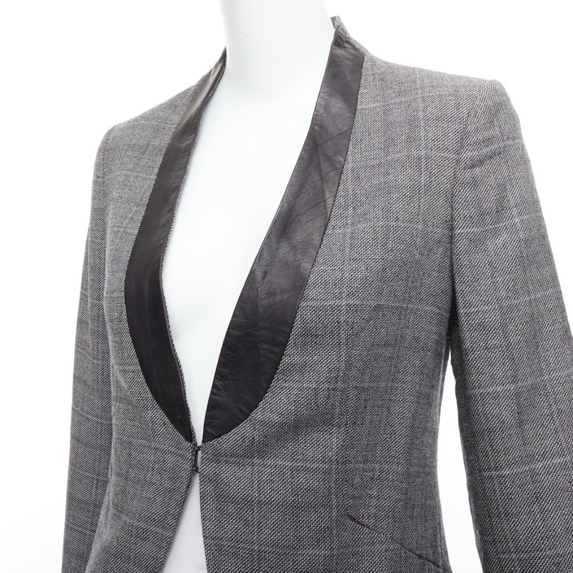 RAG & BONE blazer da smoking in lana grigia a scacchi, collo in pelle nera US2 S
Riferimento: ECLO/A00040
Marchio: rag & bone
Materiale: Lana, pelle
Colore: Grigio, Nero
Modello: A scacchi
Chiusura: Gancio e barra
Fodera: Tessuto rosso
Dettagli