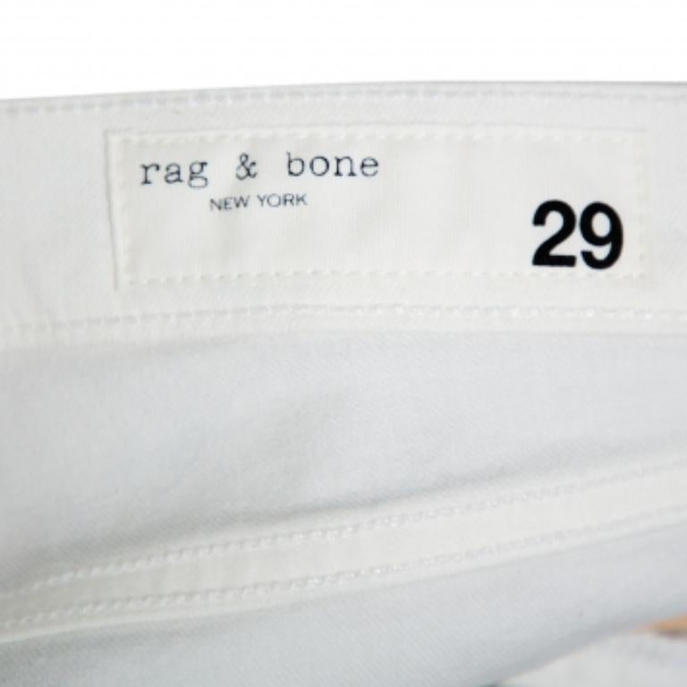 A classic pair of skinny-fit jeans for women by rag & bone. Made from a cotton blend, the metallic pair of jeans has five pockets, front zip-button closure, and a statement look.