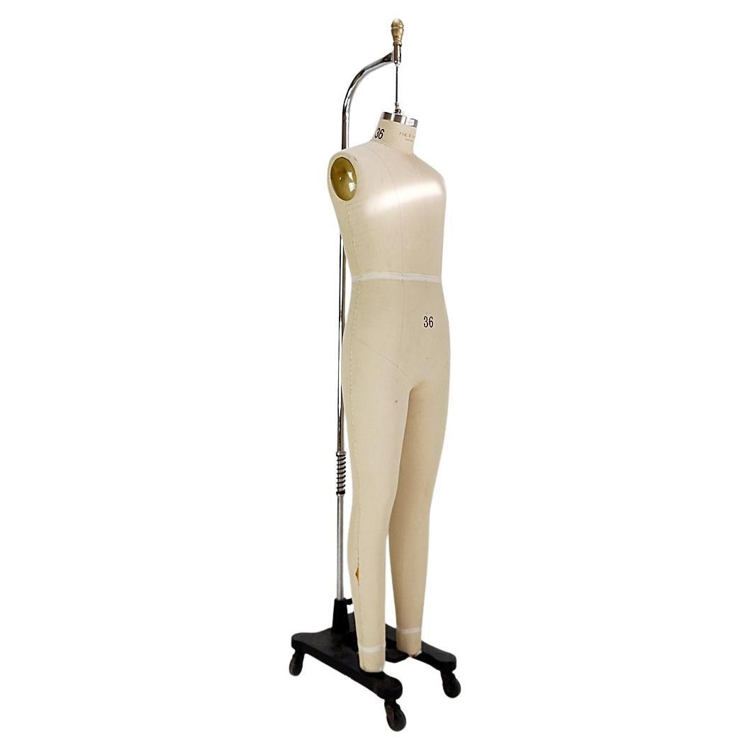 Rag & Bone - Moduli per abiti professionali
Manichino da cucito - couture
Misure: 40cmx50cm H. 200cm 
Usura coerente con l'età e l'uso: vedere le foto. 
