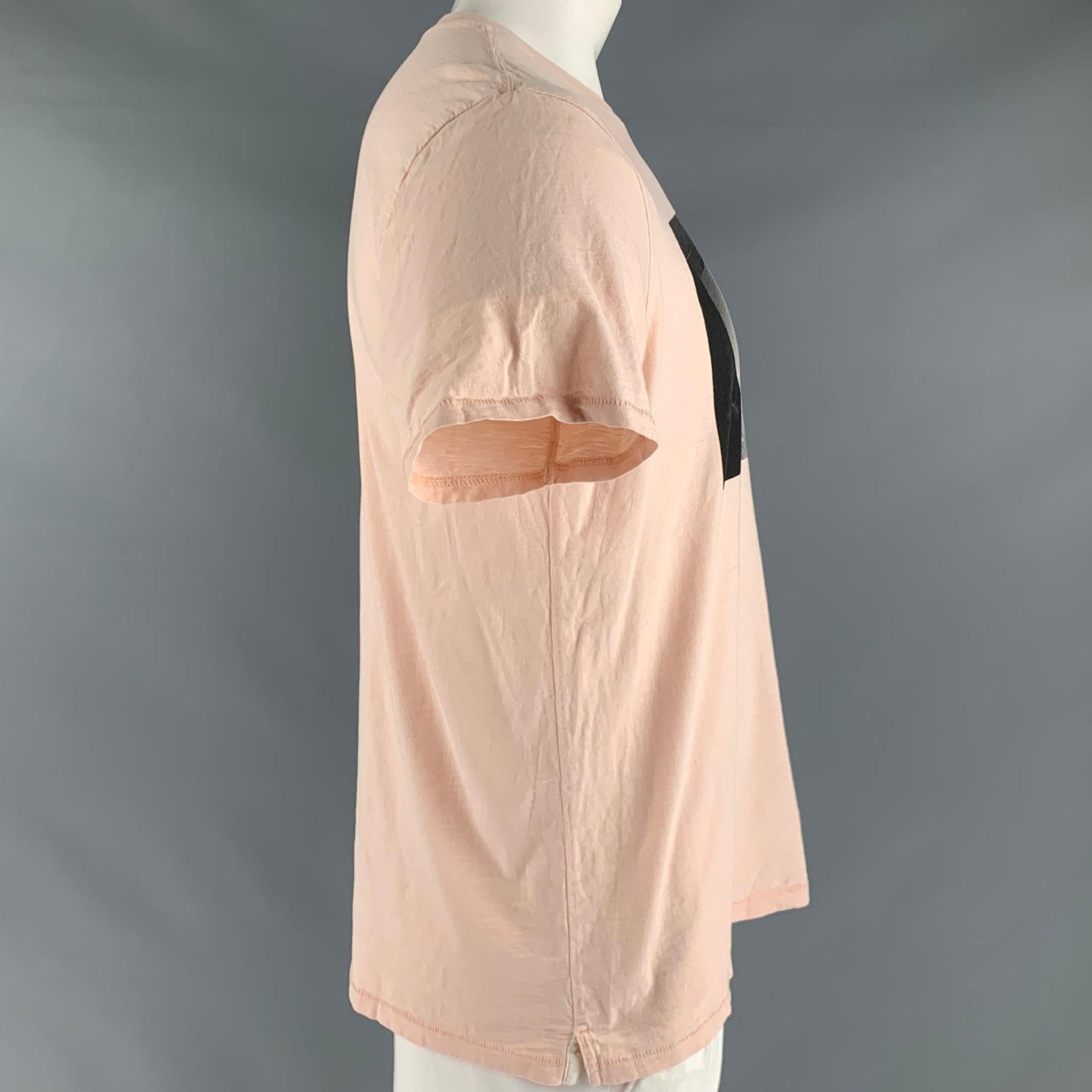 RAG & BONE t-shirt
in a
pink cotton fabric featuring monochromatic graphic, short sleeves, and a crew neck.Very Good Pre-Owned Condition. Minor signs of wear. 

Marked:   L/G 

Measurements: 
 
Shoulder: 19 inches  Chest: 44 inches  Sleeve: 8.5