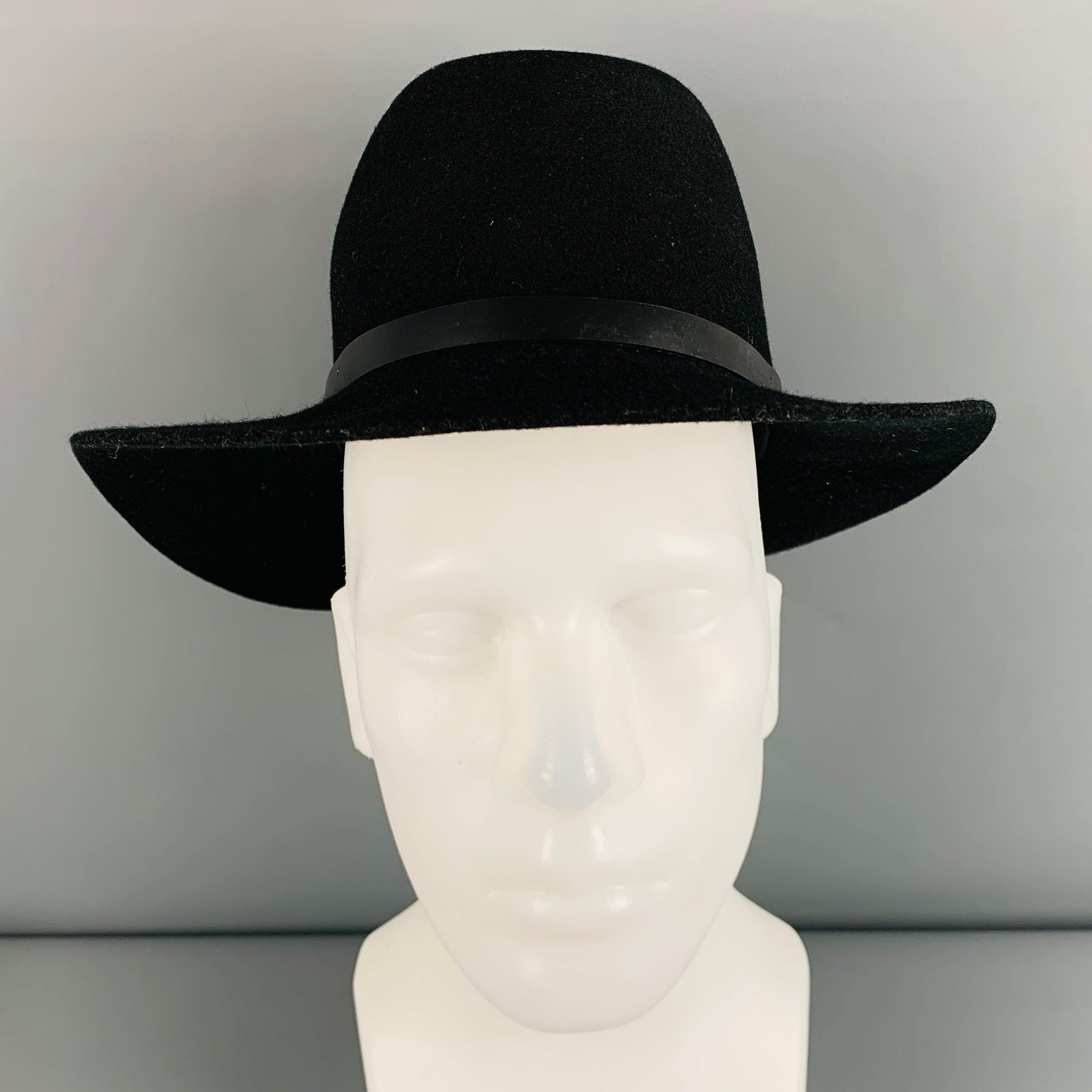 RAG & BONE
hat in a black wool felt fabric featuring thin leather trim with gold tone stud detail.Very Good Pre-Owned Condition. Minor signs of wear. 

Marked:   S 

Measurements: 
  Opening: 22 inches Brim: 2.75 inches Height: 5.5 inches 
  
  
