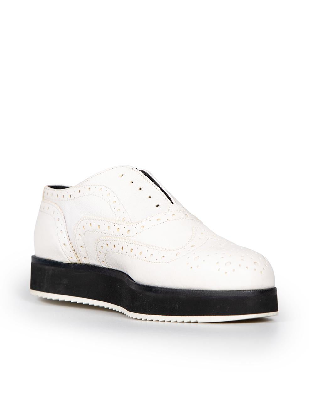 CONDITION is Very good. Minimal wear to shoes is evident. Minimal wear with general creasing to the leather on this used Rag & Bone designer resale item.
 
 
 
 Details
 
 
 White
 
 Leather
 
 Brogues
 
 Flatform
 
 Round toe
 
 Perforated detail
