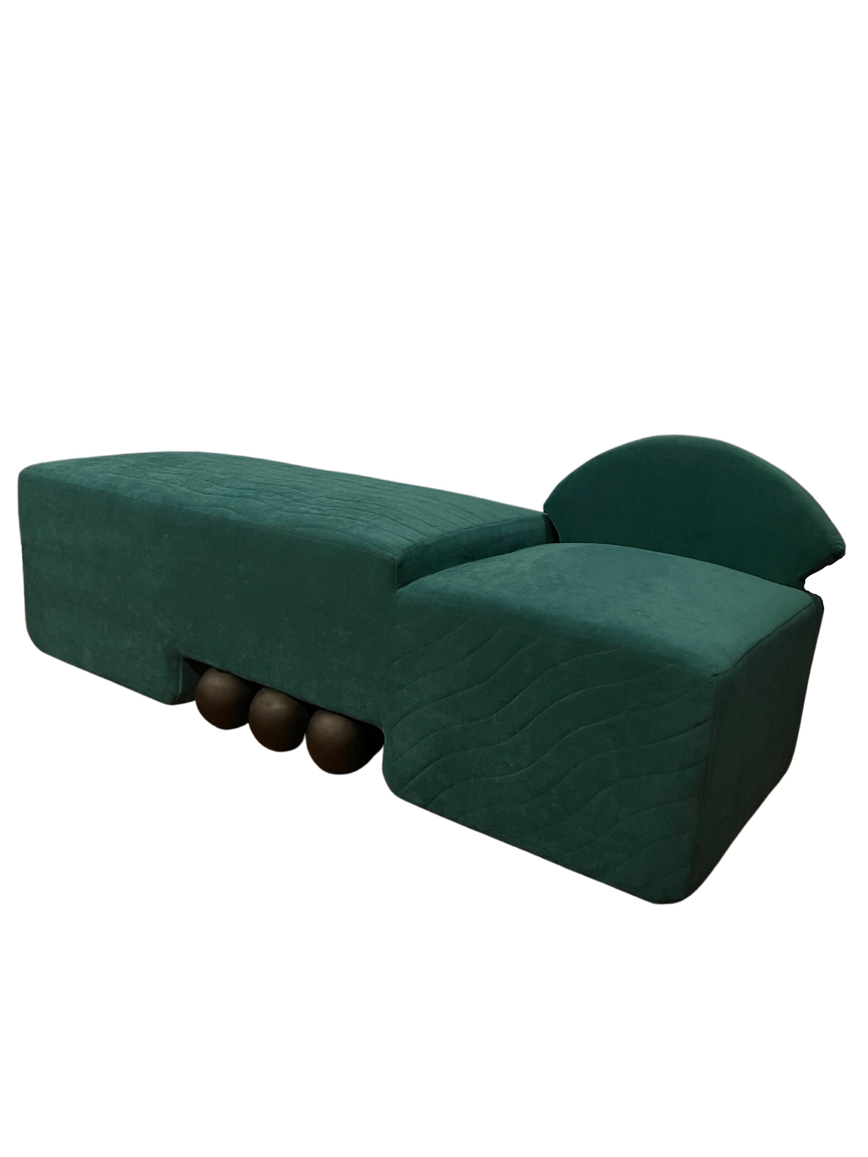 Modernes Dreisitzer-Sofa aus grünem Samt Original entworfen von RAG Home.

Unter dieser Marke RAG verbirgt sich ein starkes malerisches Konstrukt mit soliden zeitgenössischen HOME-Ornamenten. Eine delikate Art von Materialmix arrangiert in