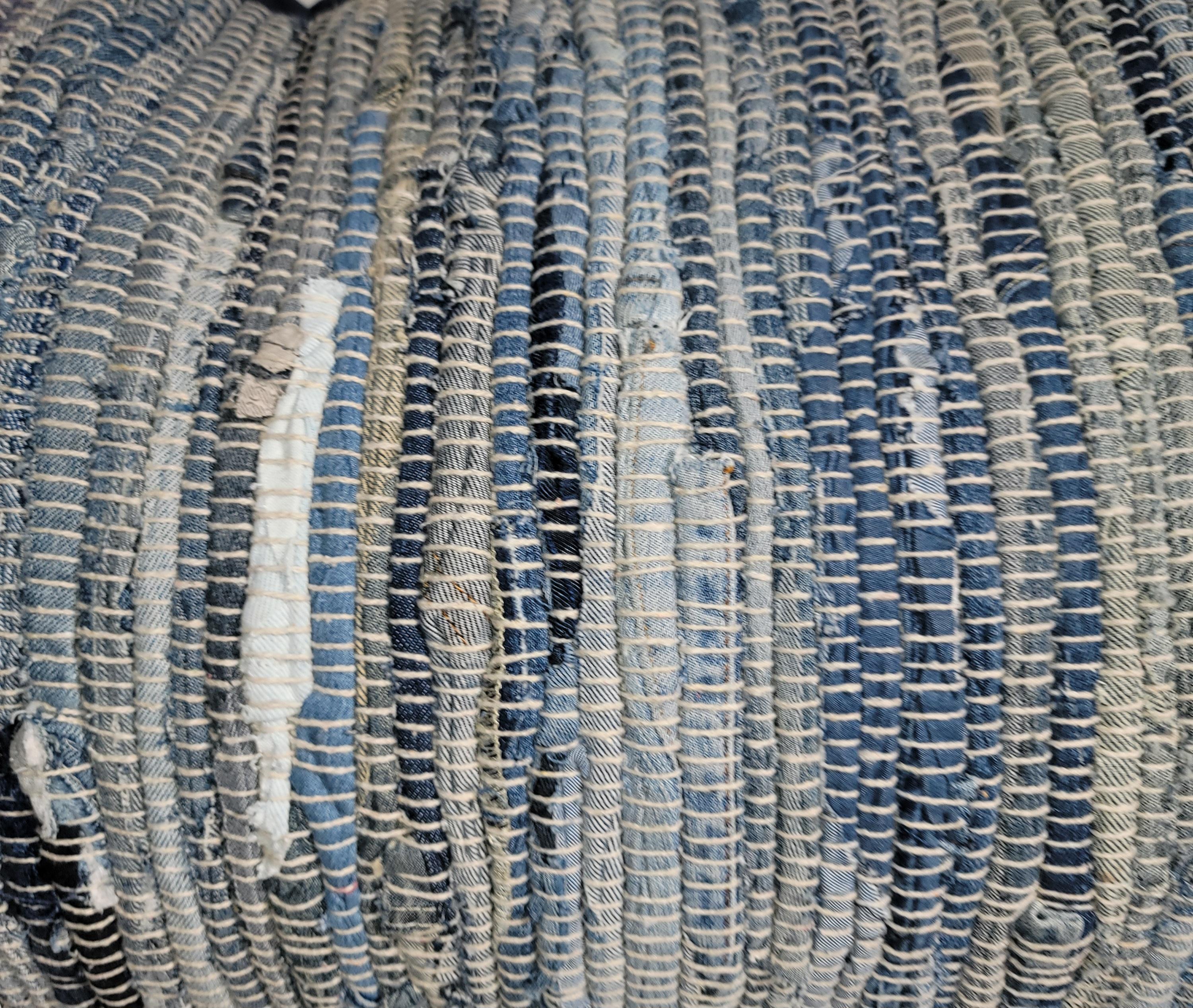 Vieux et magnifique tapis reg transformé en coussins. Tapis en denim avec dos en lin assorti. L'âge de ce tapis de chiffon est magnifique. Vendu par paire, 
