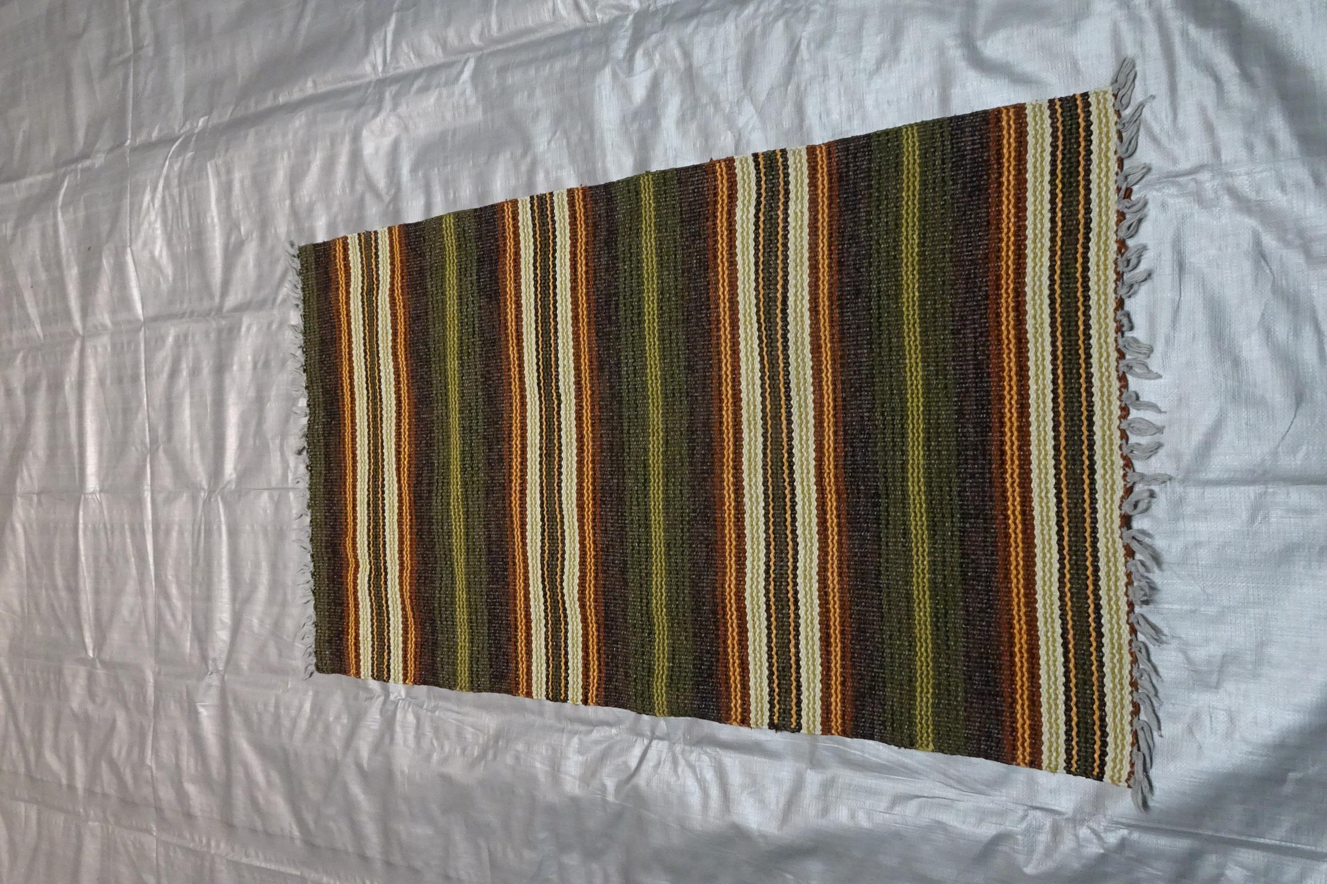 Dies ist ein handgefertigter schwedischer Vinyl Rag Rug.