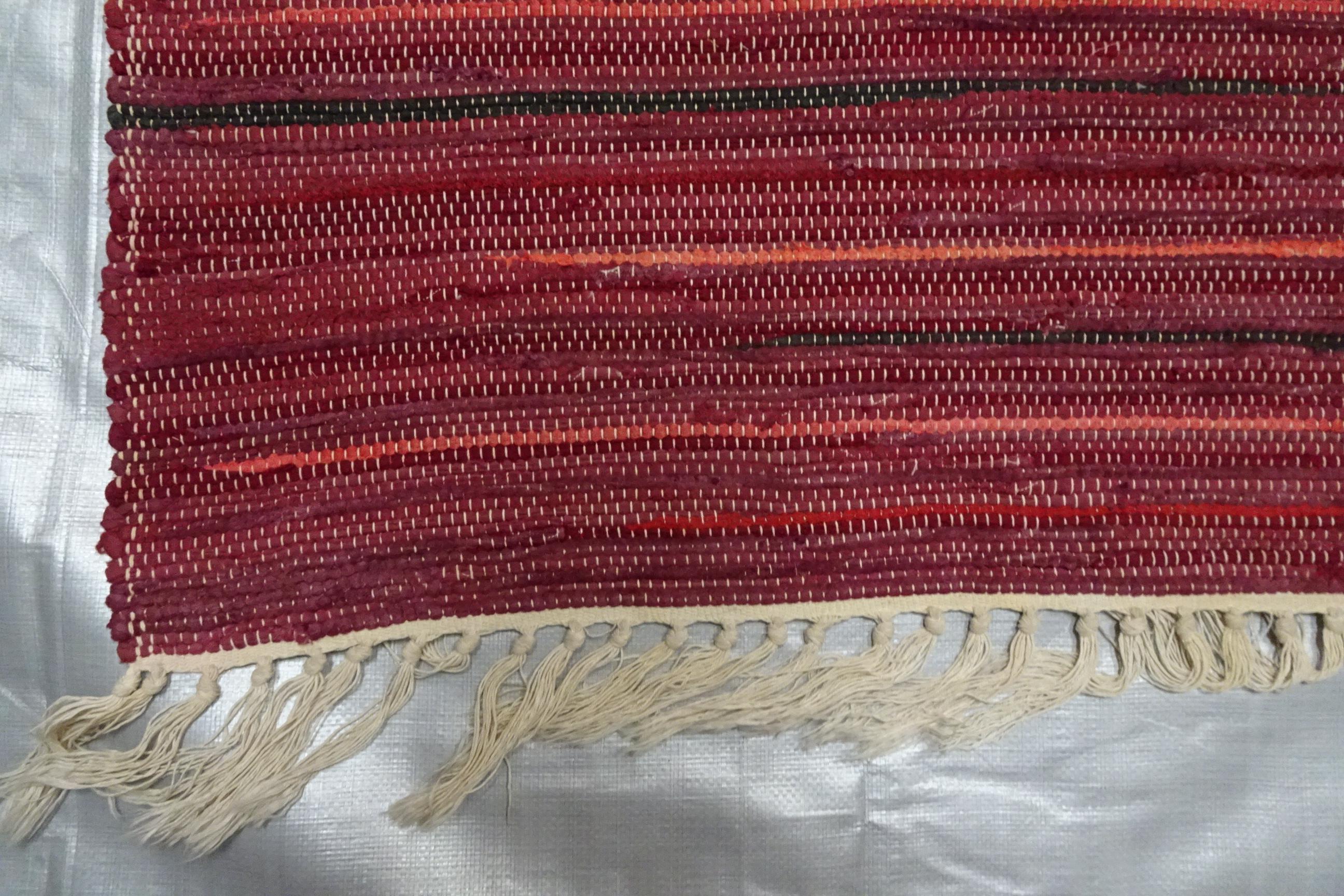 Si tratta di un tappeto di pezza svedese realizzato a mano in cotone.