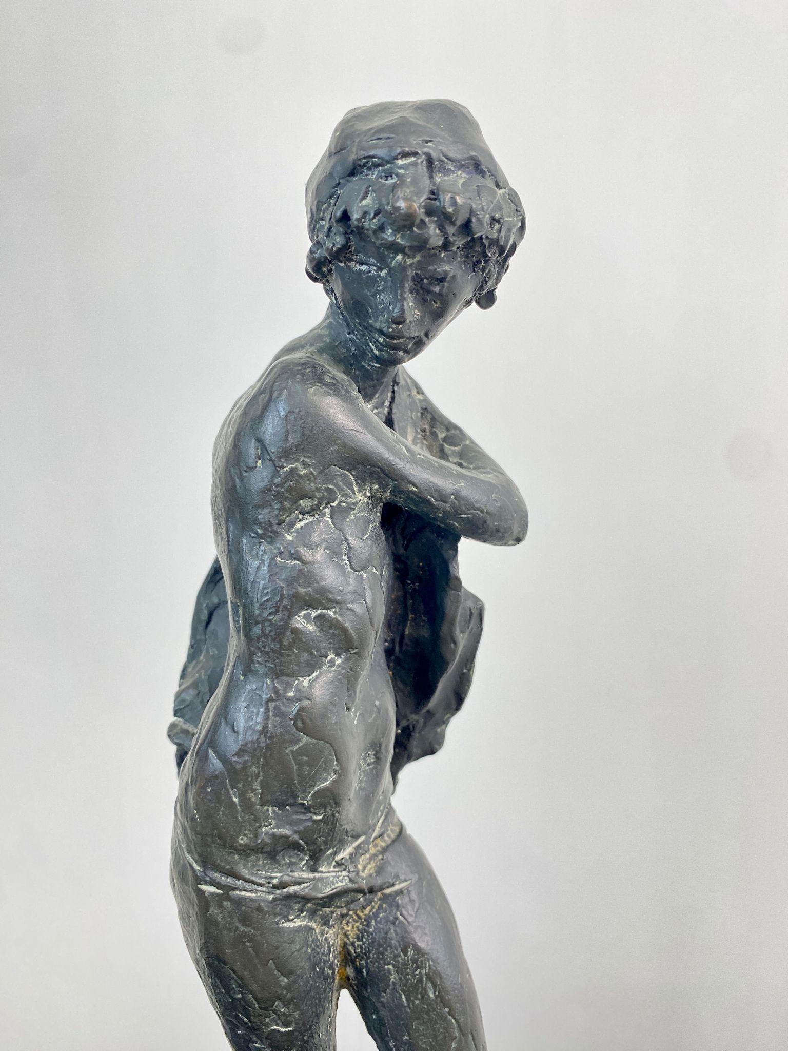 La sculpture en question, qui représente un garçon avec un drapé, est l'œuvre d'Augusto Murer et a été réalisée en 75 exemplaires, dont celui-ci est le n° 58/75. 

Réalisée en bronze en 1980 et dans un excellent état de conservation, l'œuvre est