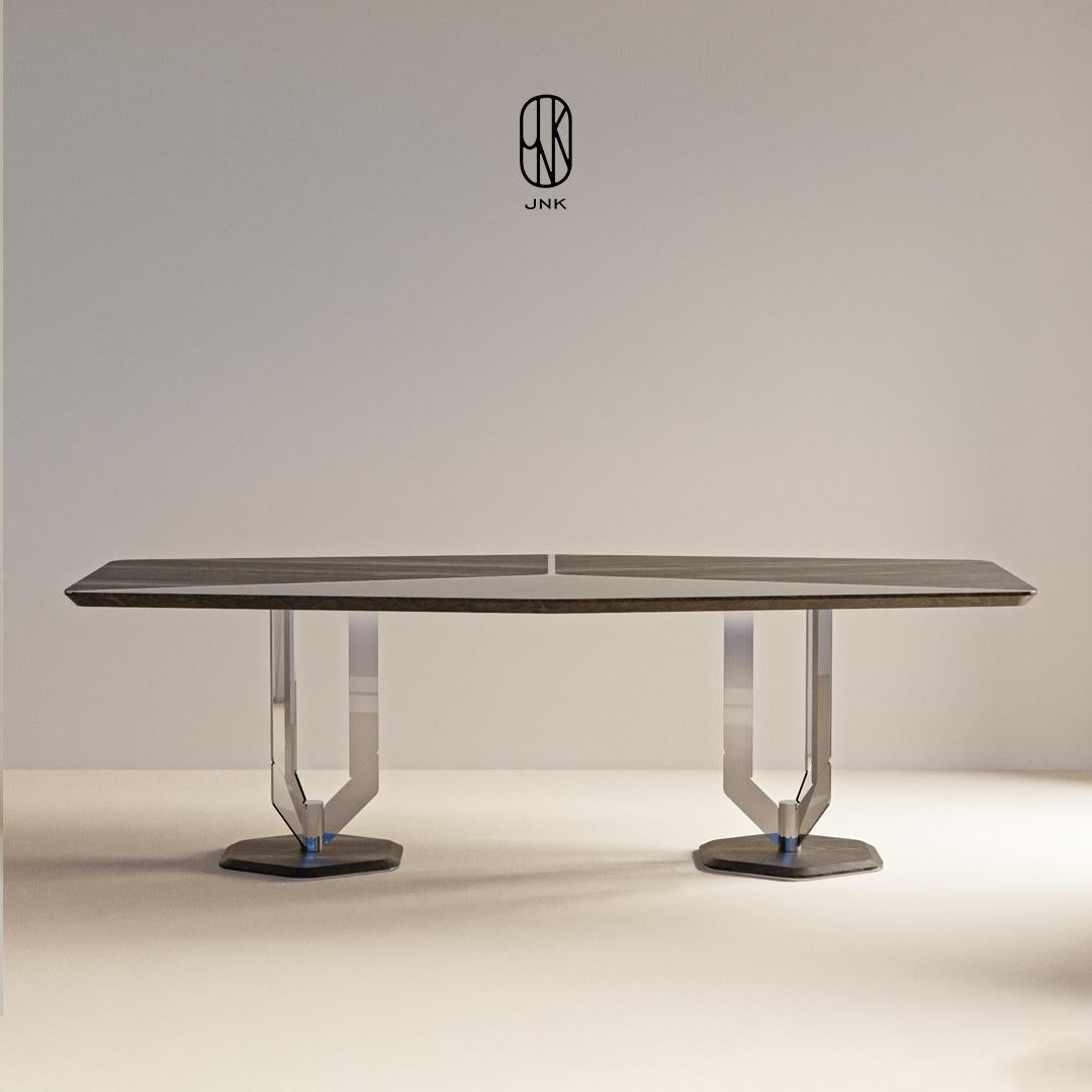 Table à manger Rage, 

Doté d'un design moderne, il s'impose comme une pièce élégante. Le plateau de la table est conçu avec des lignes nettes et épurées, mettant en valeur une texture de bois épurée. De subtiles divisions sur la surface ajoutent