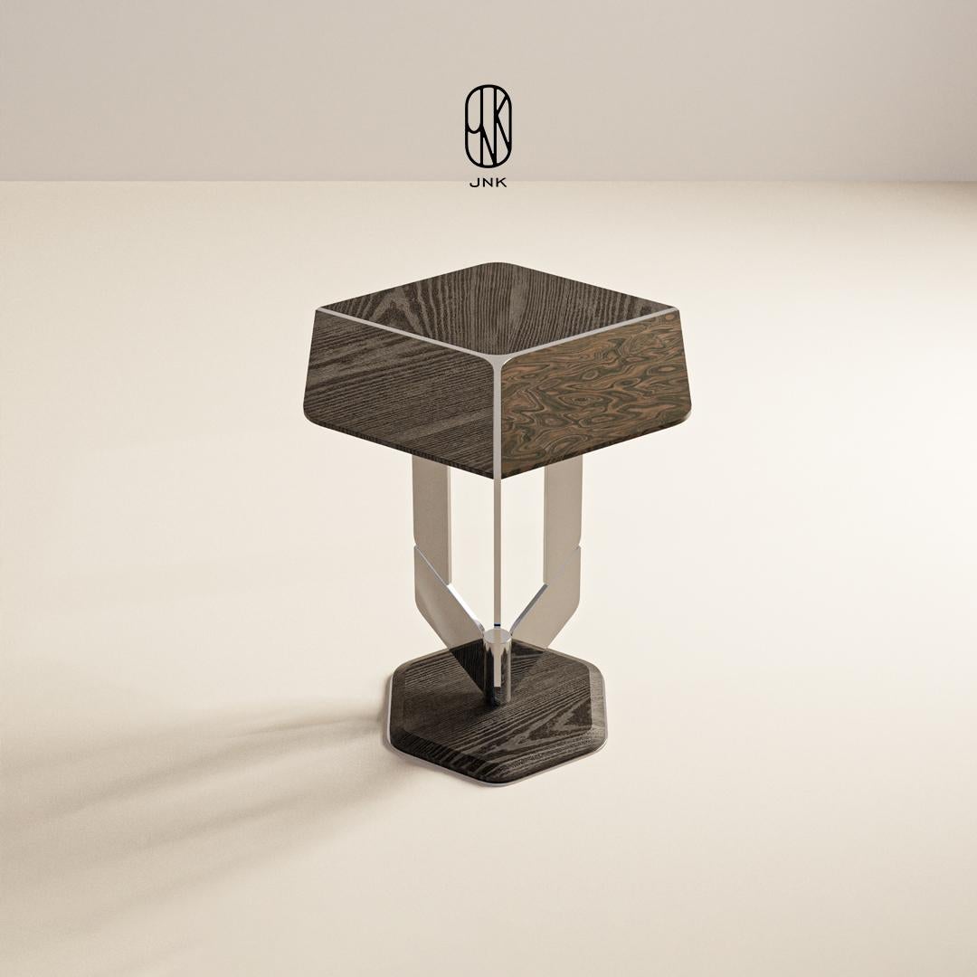 Table d'appoint Rage, 

Elle se caractérise par un design moderne et saisissant. Le plateau de forme hexagonale est fabriqué en bois, ce qui ajoute une touche chaleureuse et naturelle. La base se compose d'un cadre géométrique solide en métal,
