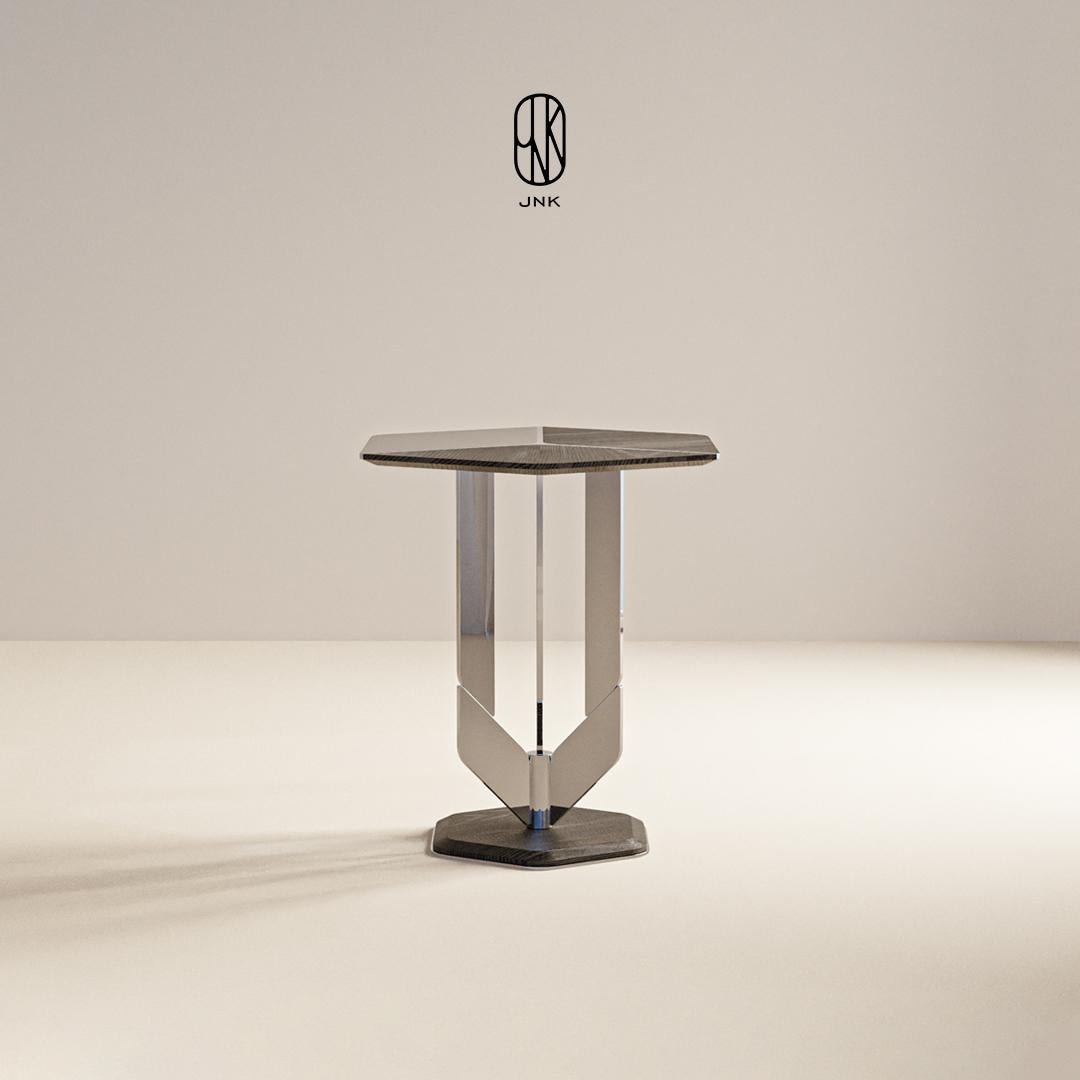 Moderne Table d'appoint Rage : une fusion saisissante de bois chaud et de métal élégant par JNK en vente