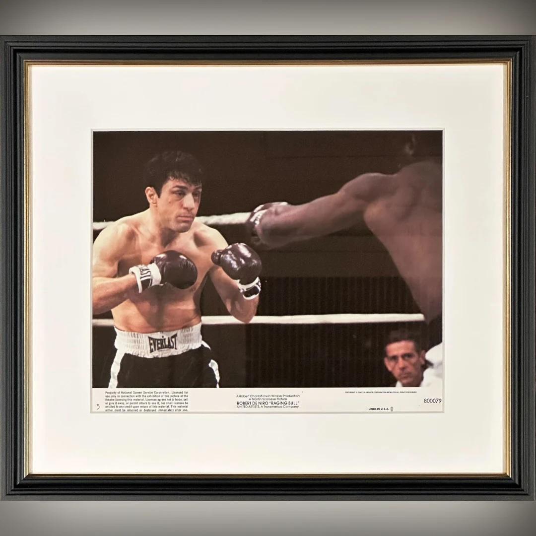 Raging Bull (1980) - FRAMED
Carte de lobby (8 X 10 pouces)

Original US Mini Lobby card / Front-of-House Card #5

Il s'agit d'une superbe image en gros plan tirée de Raging Bull, réalisé par le légendaire Martin Scorsese. Avec Robert De Niro sur le