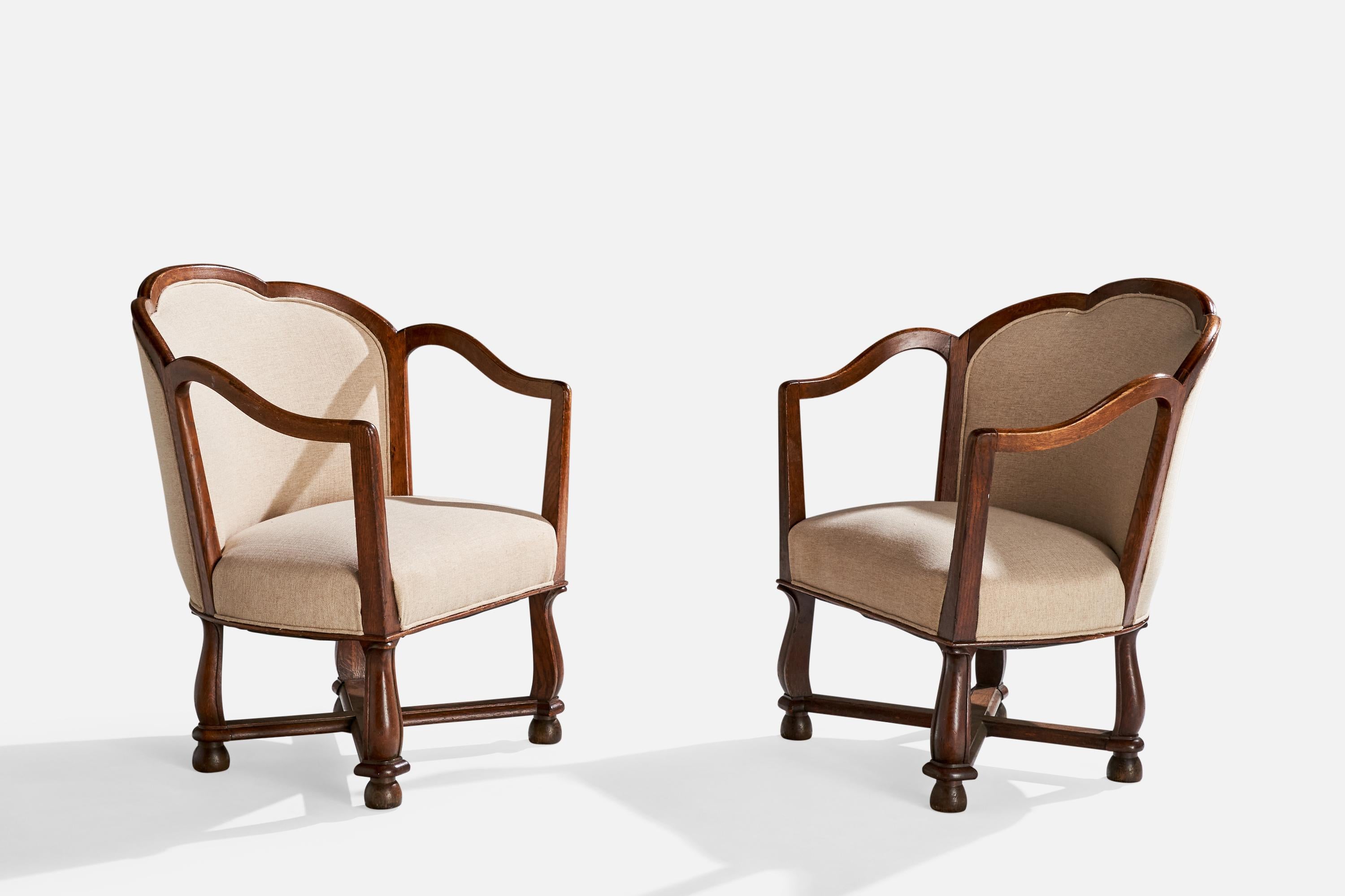 Paire de chaises longues en chêne teinté et tissu blanc cassé, conçues et produites par Ragnar Östman, Suède, vers les années 1920.

Dimensions : 34,25