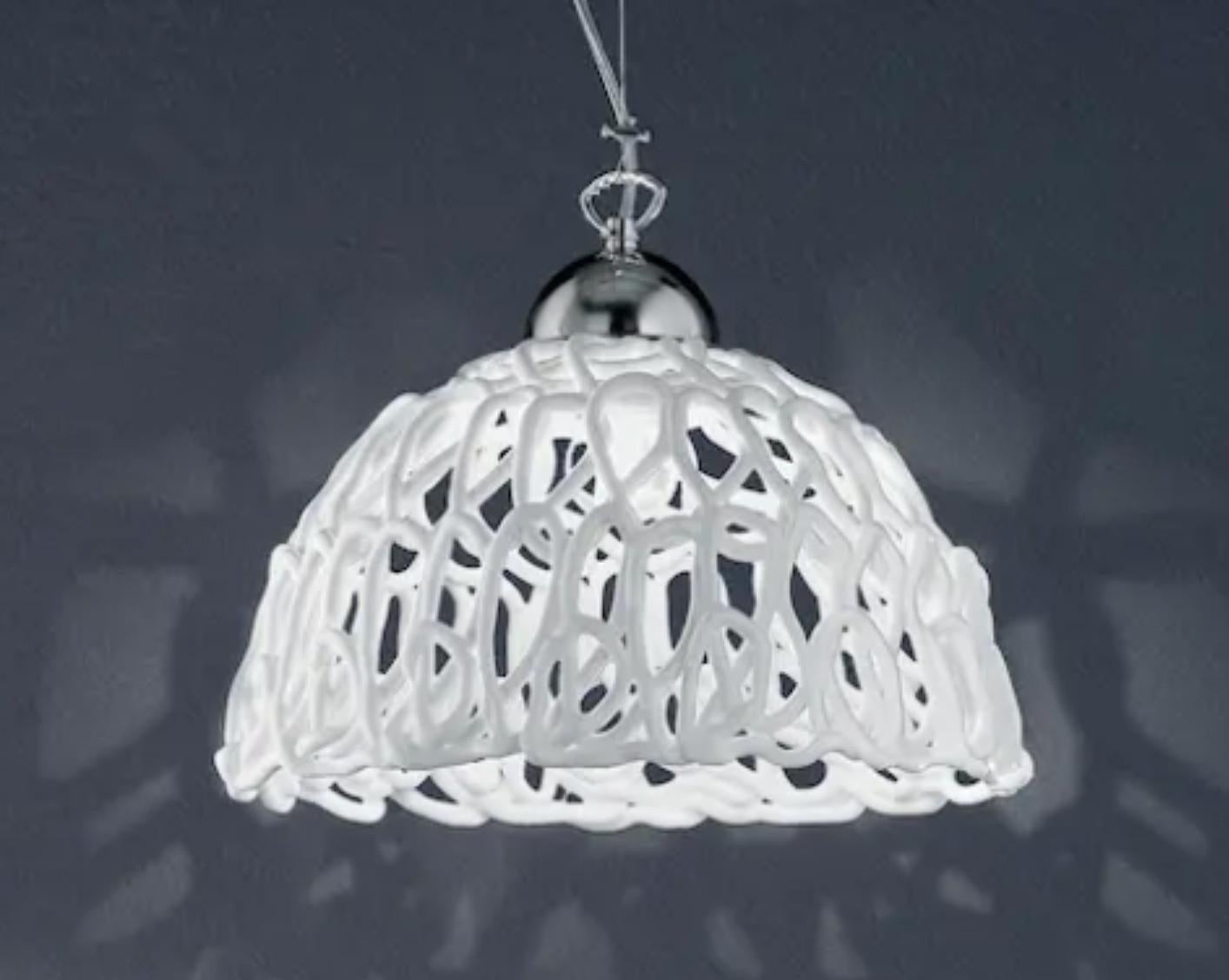 Lámpara colgante italiana con pantalla de cristal de Murano blanco soplado a mano para formar una textura de telaraña orgánica, montada sobre herrajes cromados / Made in Italy
1 luz / tipo E26 o E27 / máx. 60W
Medidas: Diámetro 12,5 pulgadas /
