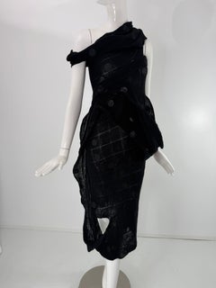 Ragne Kikas per Yohji Yamamoto Vestito nero in maglia aperta con gabbia di paillettes a specchio