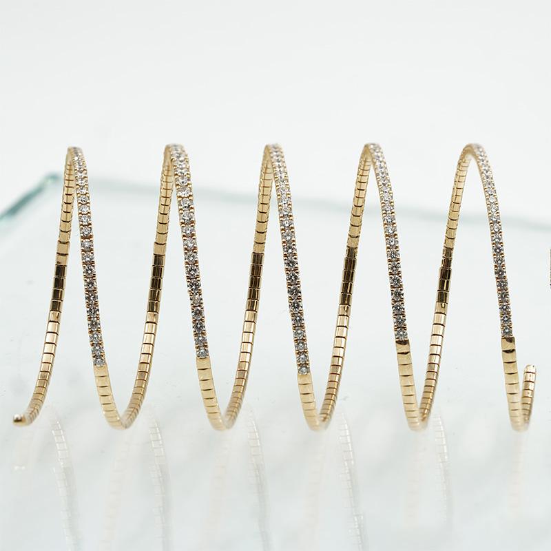 Dieses Stretcharmband mit Diamantspirale besteht aus fünf Reihen mit insgesamt 9,29 ct runden Diamanten im Brillantschliff, gefasst in 18 Karat Roségold.  Dieses Armband kann leicht getragen werden und eignet sich sowohl für einen legeren Abend als