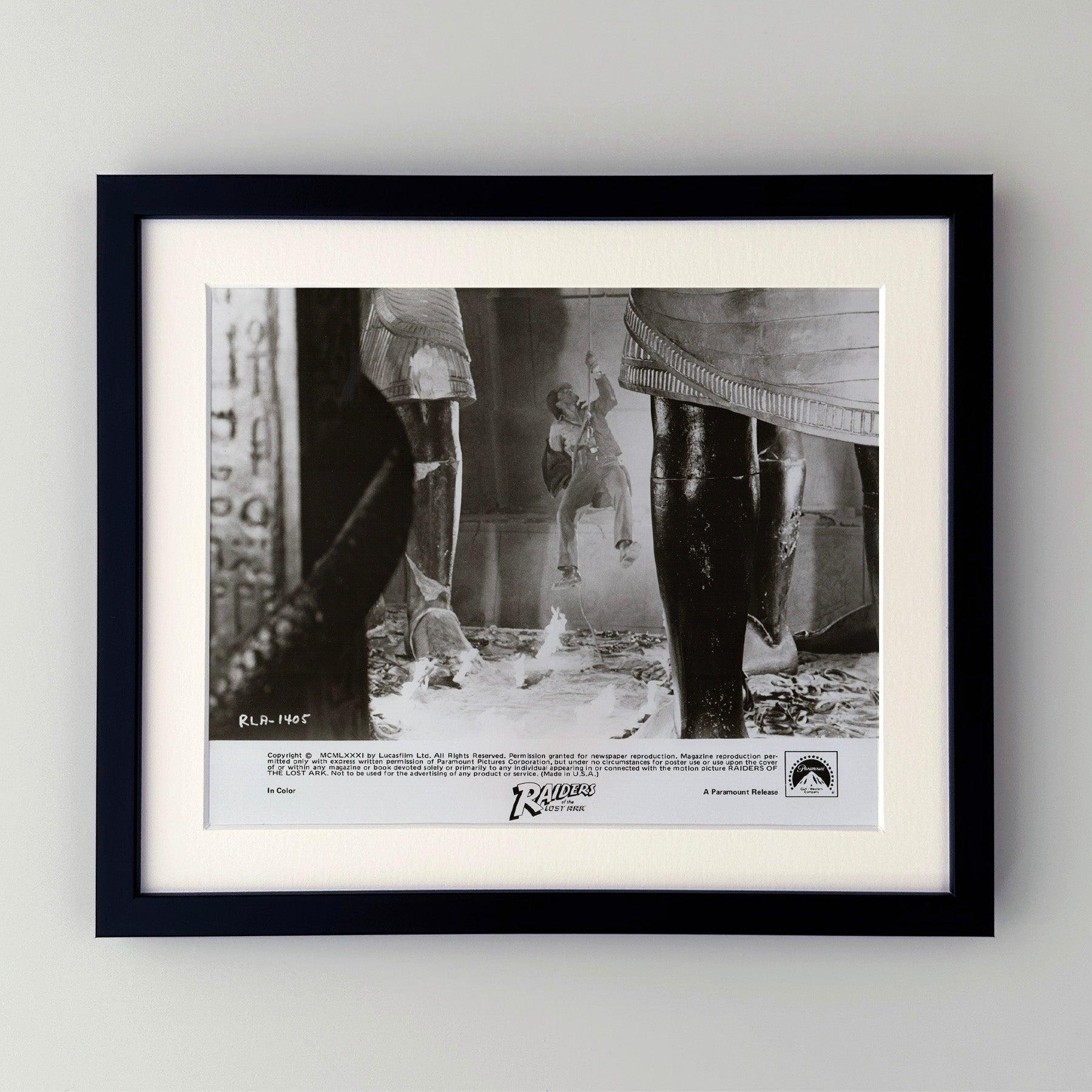 Original 8x10 Zoll Lobby-Karte für Star Wars (1977) mit Mark Hamill, Harrison Ford und Carrie Fisher in den Hauptrollen und unter der Regie von George Lucas.

Werbefotos (Film/Produktion) wurden erstellt, um die Studios bei der Werbung für ihre