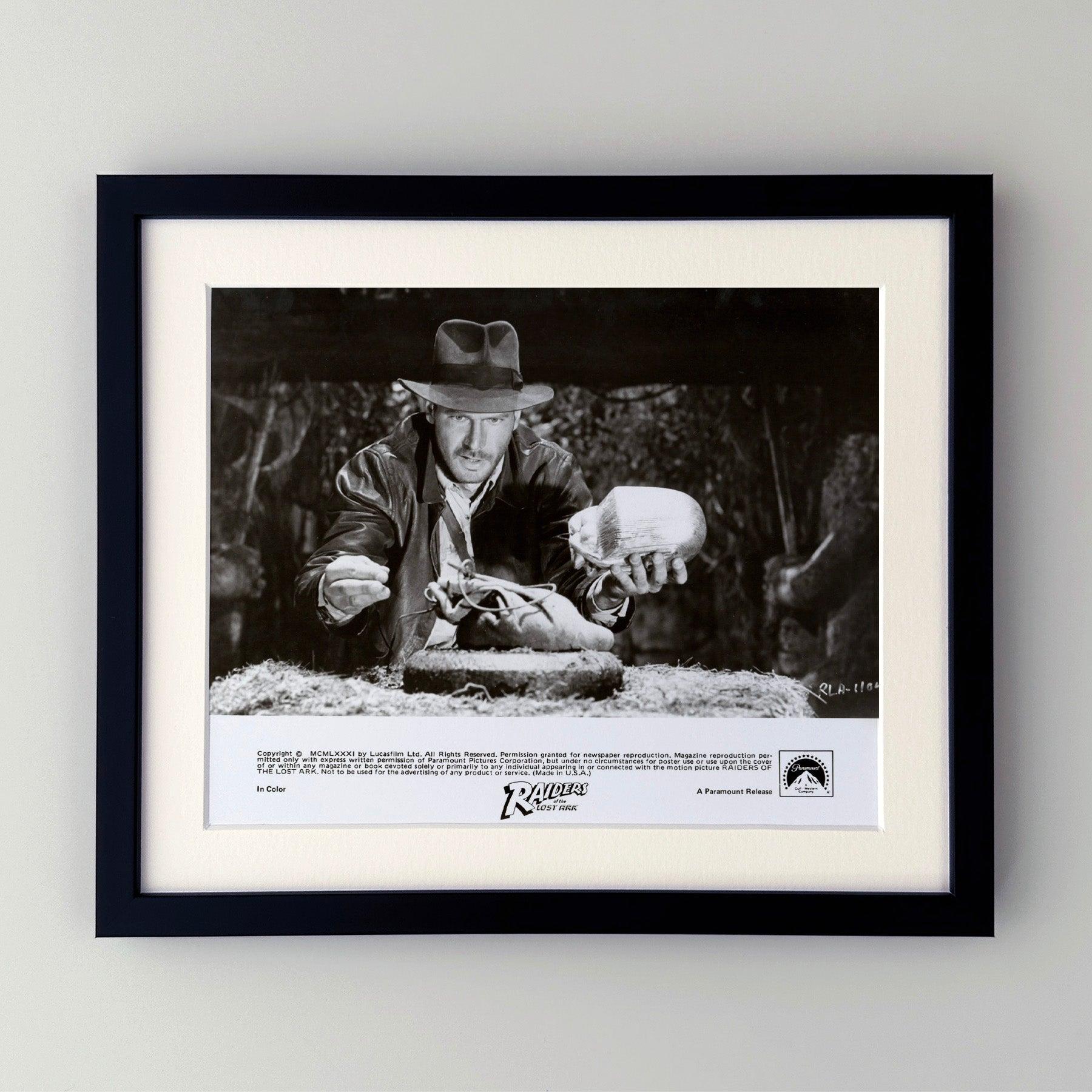 Original 8x10 Zoll Publicity Film Still für Raiders of the Lost Ark (1981) mit Harrison Ford und Karen Allen in den Hauptrollen und unter der Regie von Steven Spielberg.

Werbefotos (Film/Produktion) wurden erstellt, um die Studios bei der Werbung