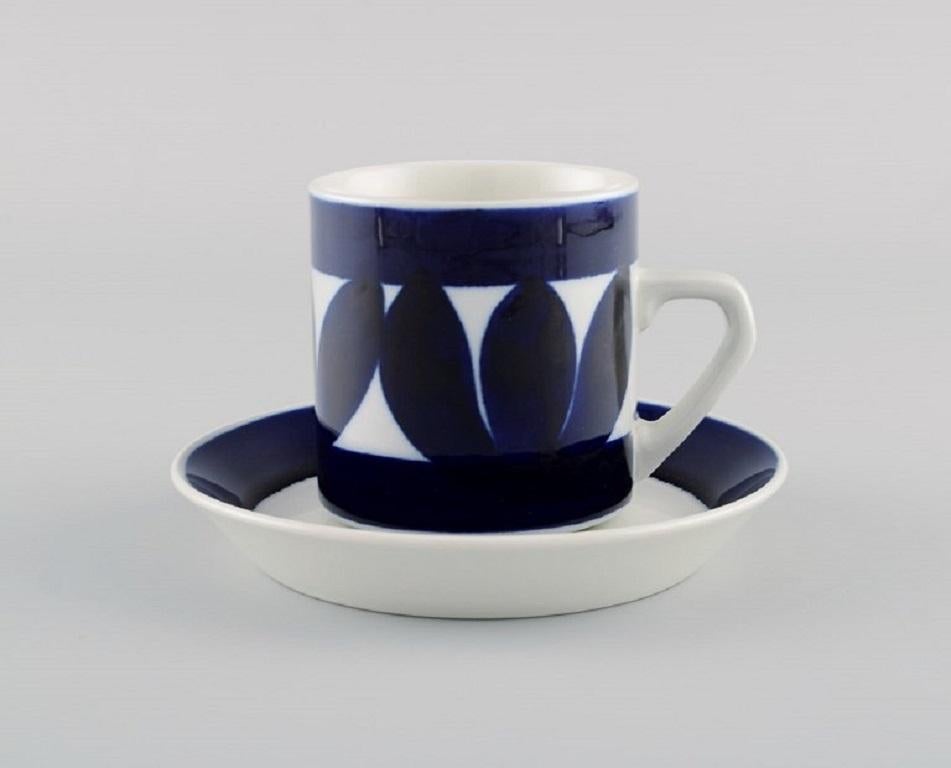 Raija Uosikkinen (1923-2004) pour l'Arabie. Huit tasses à café Sotka avec soucoupes en grès émaillé peint à la main. 
Design finlandais, années 1960.
La tasse mesure : 6.8 x 6,2 cm.
Diamètre de la soucoupe : 12 cm.
En parfait état.
Signé.