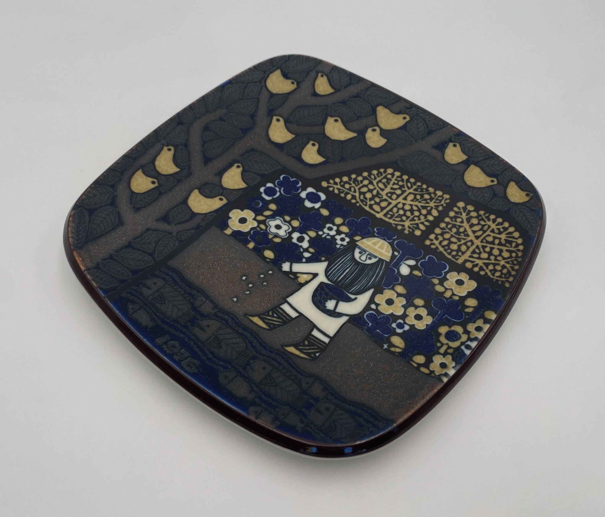 Raija Uosikkinen Decorative Plate for Arabia of Finland, 1976 In Good Condition For Sale In San Juan Capistrano, CA