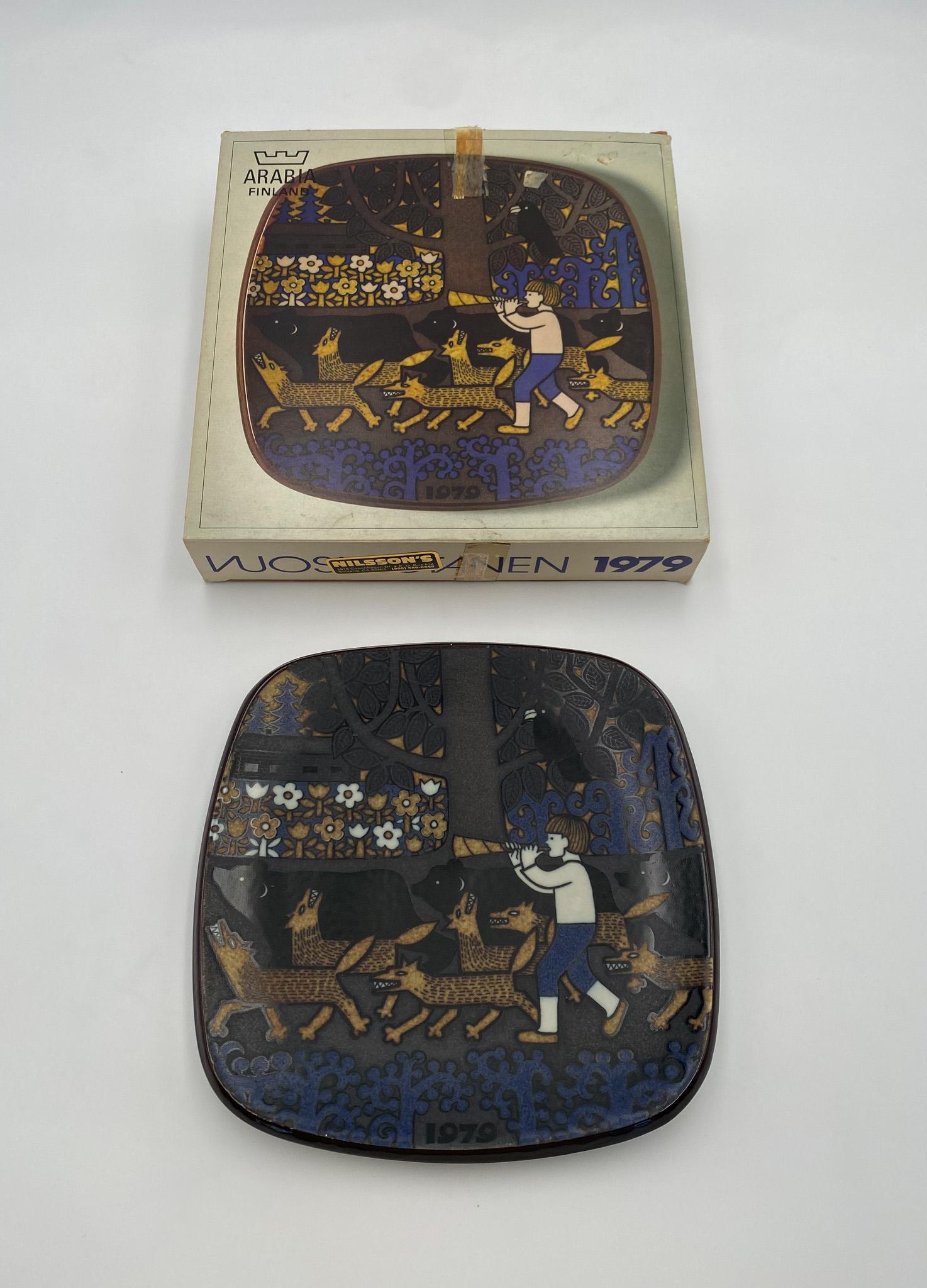 Raija Uosikkinen Decorative Plate for Arabia of Finland, 1976.  Retains the original box.  