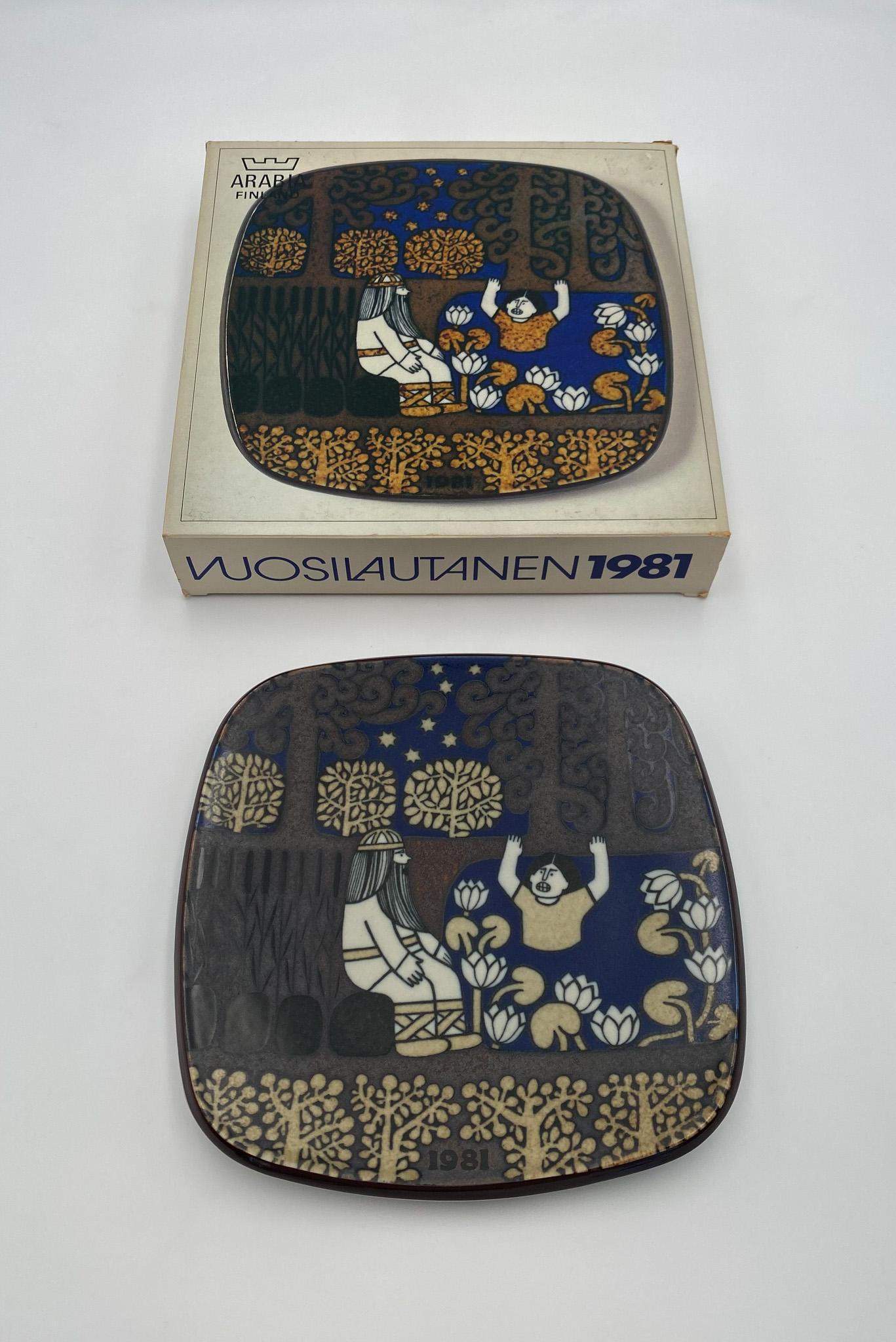 Raija Uosikkinen Decorative Plate for Arabia of Finland, 1981.  Retains the original box.  