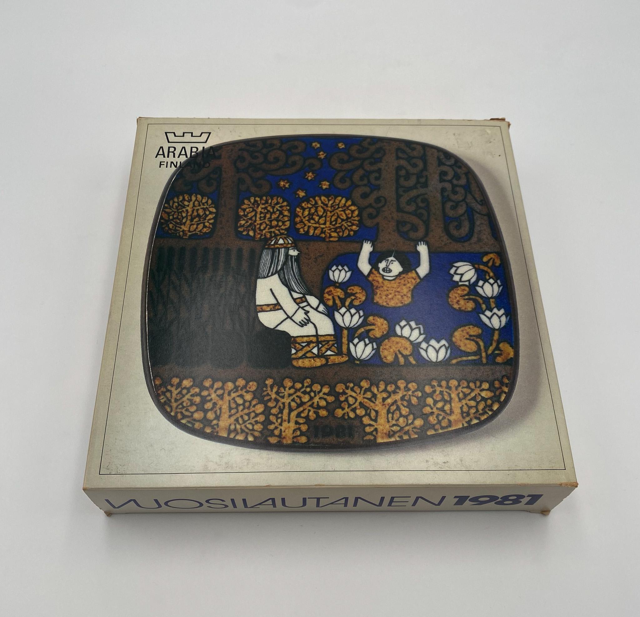 Raija Uosikkinen Decorative Plate for Arabia of Finland, 1981 In Good Condition For Sale In Costa Mesa, CA