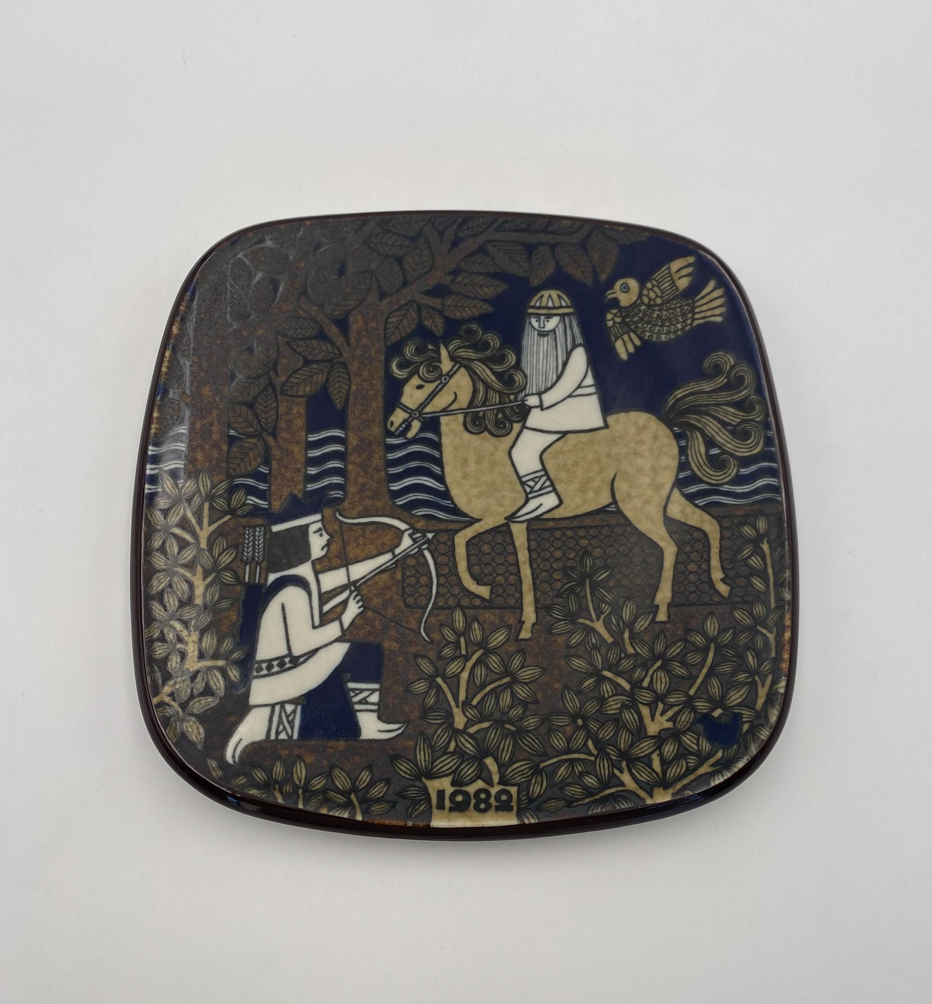 Raija Uosikkinen Decorative Plate for Arabia of Finland, 1982.  Retains the original box.  