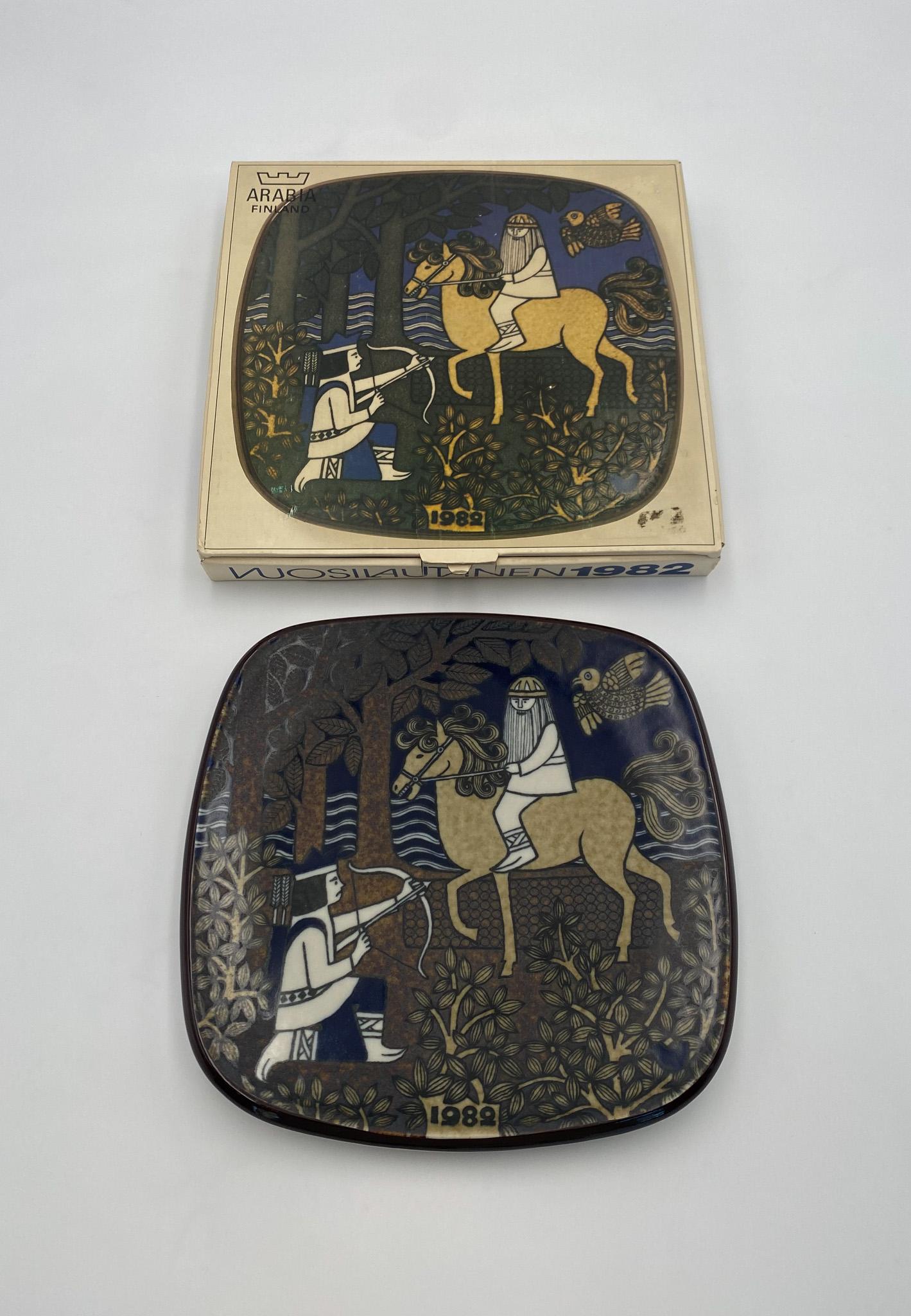 Raija Uosikkinen Dekorativer Teller für Arabia of Finland, 1982 (Moderne der Mitte des Jahrhunderts) im Angebot
