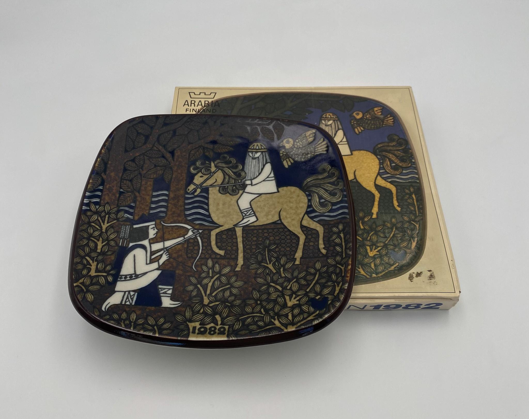 Finnish Raija Uosikkinen Decorative Plate for Arabia of Finland, 1982 For Sale