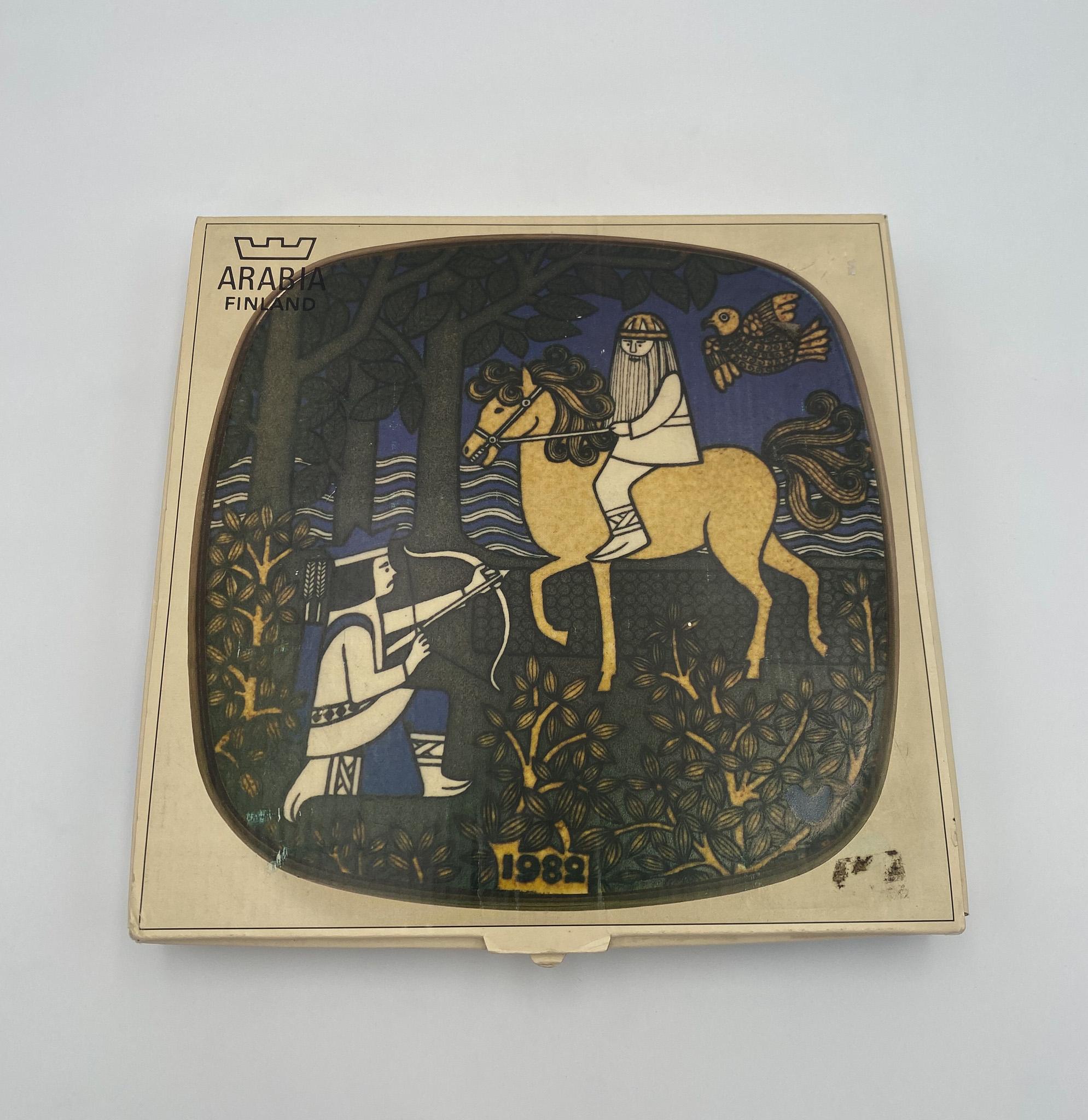 Raija Uosikkinen Dekorativer Teller für Arabia of Finland, 1982 (Glasiert) im Angebot