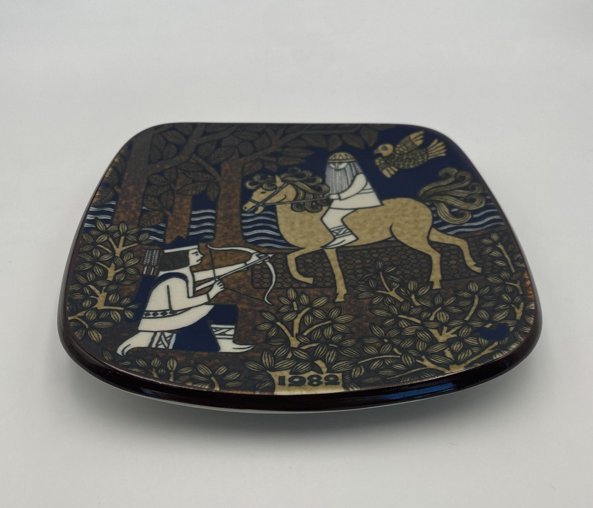 Raija Uosikkinen Decorative Plate for Arabia of Finland, 1982 In Good Condition For Sale In Costa Mesa, CA