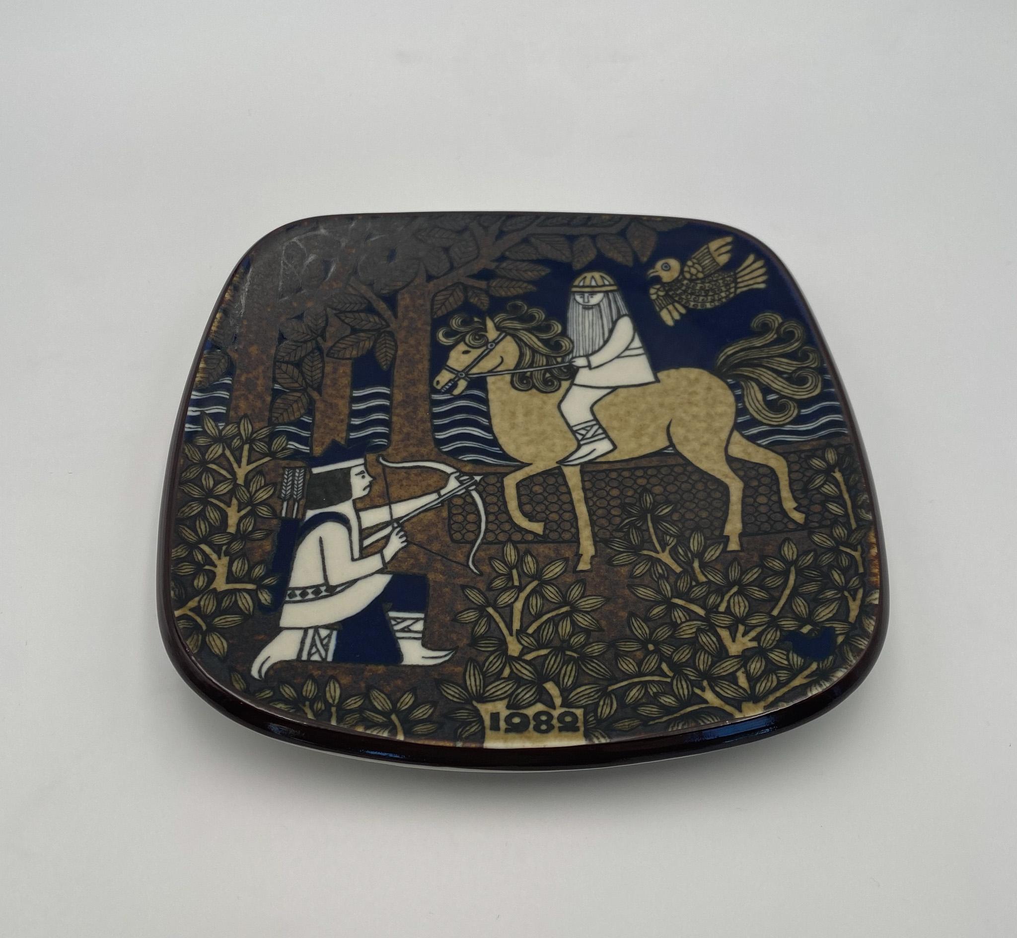 Raija Uosikkinen Dekorativer Teller für Arabia of Finland, 1982 (Keramik) im Angebot