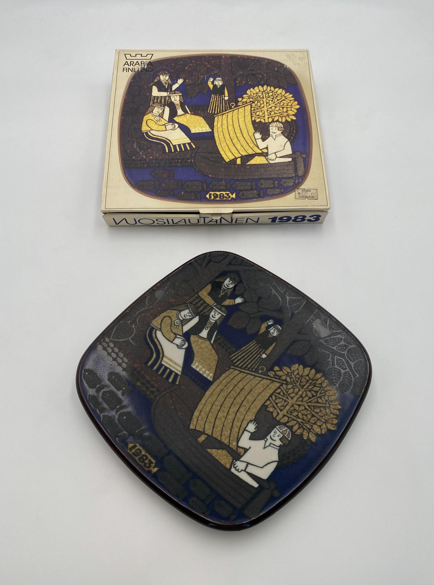 Raija Uosikkinen Decorative Plate for Arabia of Finland, 1983 In Good Condition For Sale In Costa Mesa, CA