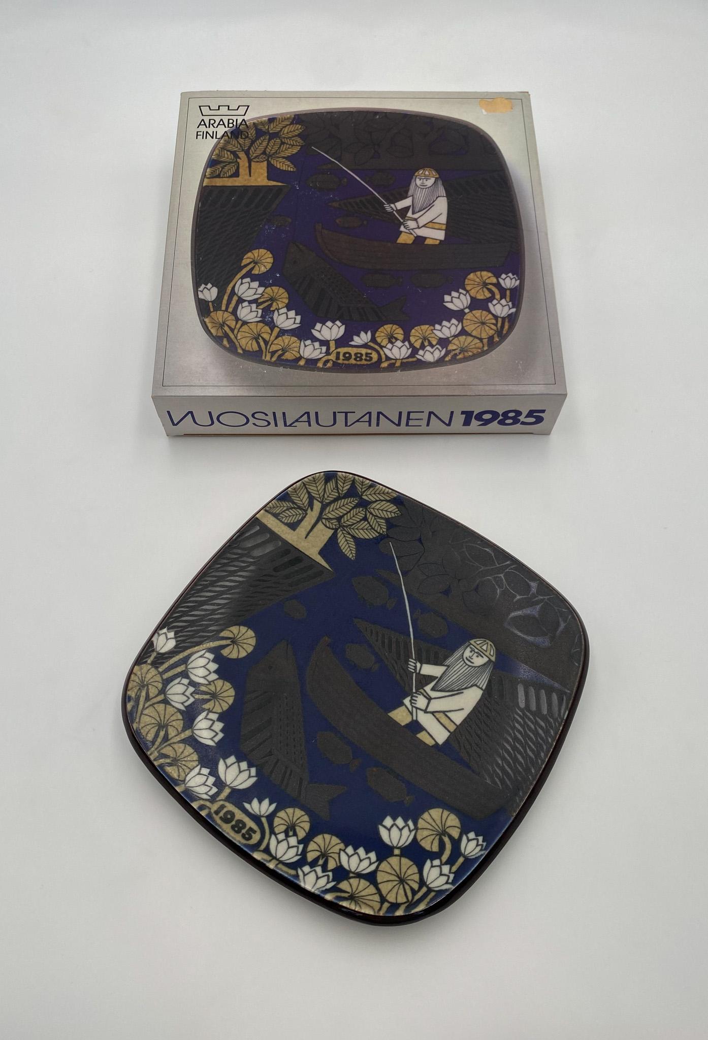 Raija Uosikkinen Decorative Plate for Arabia of Finland, 1985  In Good Condition For Sale In Costa Mesa, CA