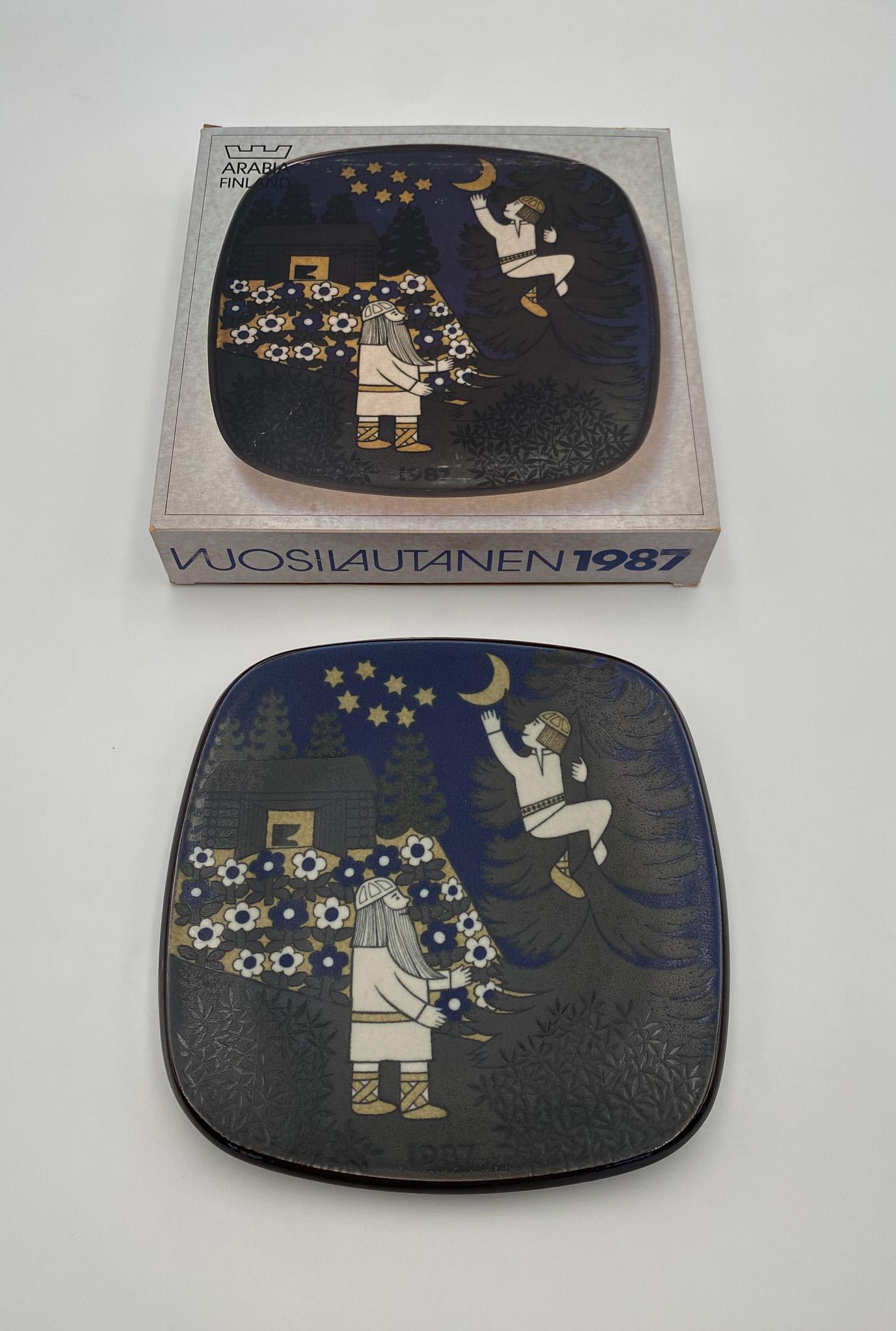 Raija Uosikkinen Decorative Plate for Arabia of Finland, 1987.  Retains the original box.  